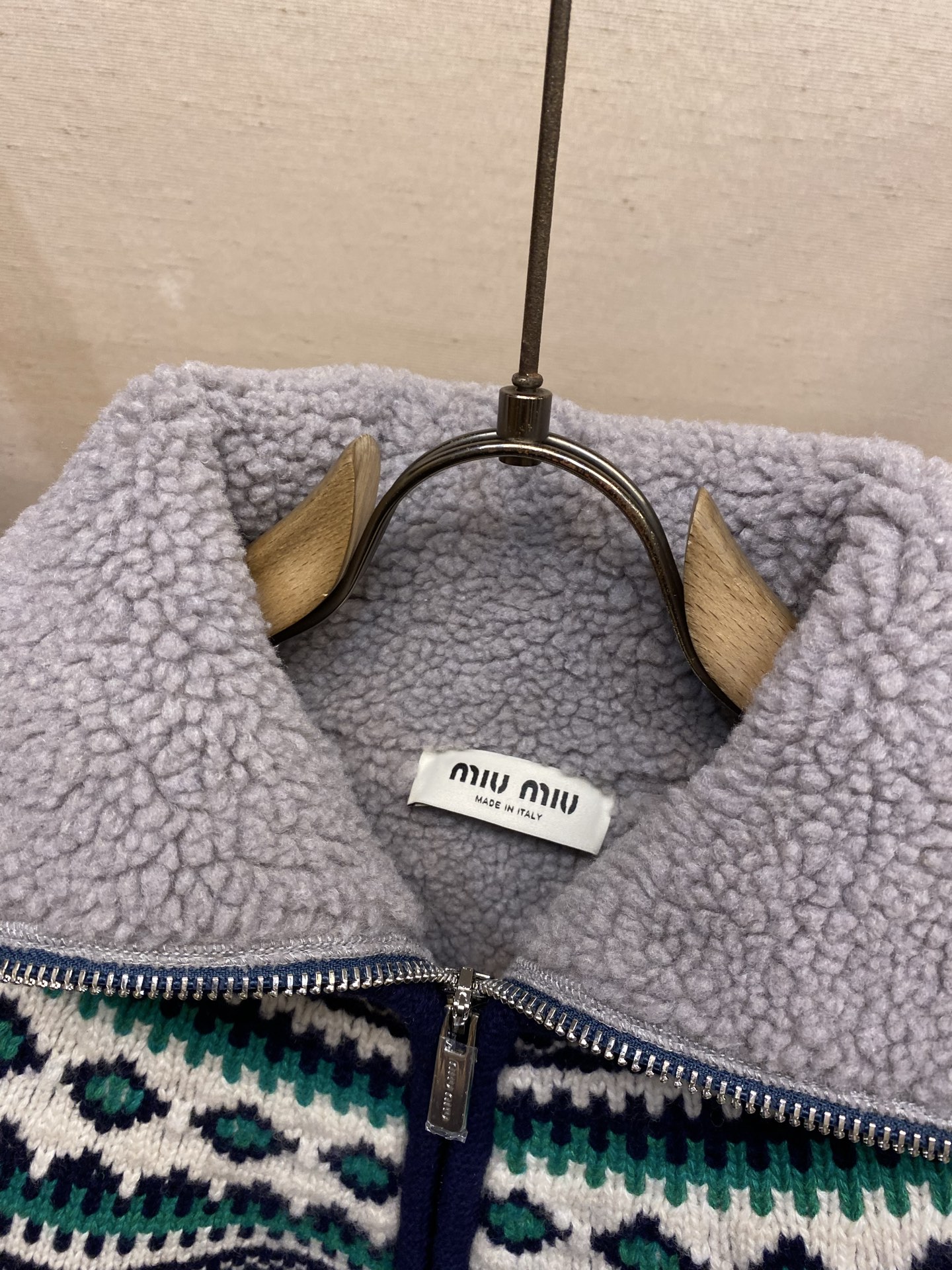 🌟🌟 Miu Miu 费尔岛提花羊毛开衫，藏青色主调+白绿几何花纹，北欧复古感满满。羊毛材质厚实保暖，秋