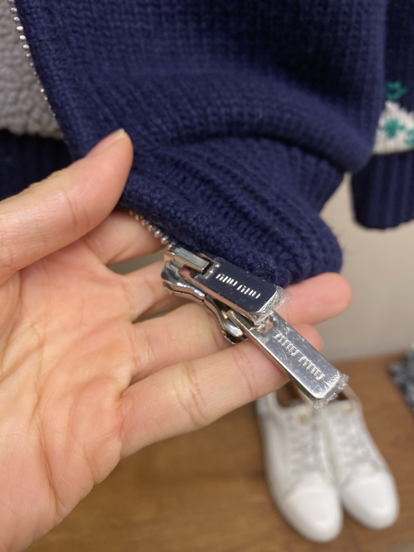 🌟🌟 Miu Miu 费尔岛提花羊毛开衫，藏青色主调+白绿几何花纹，北欧复古感满满。羊毛材质厚实保暖，秋