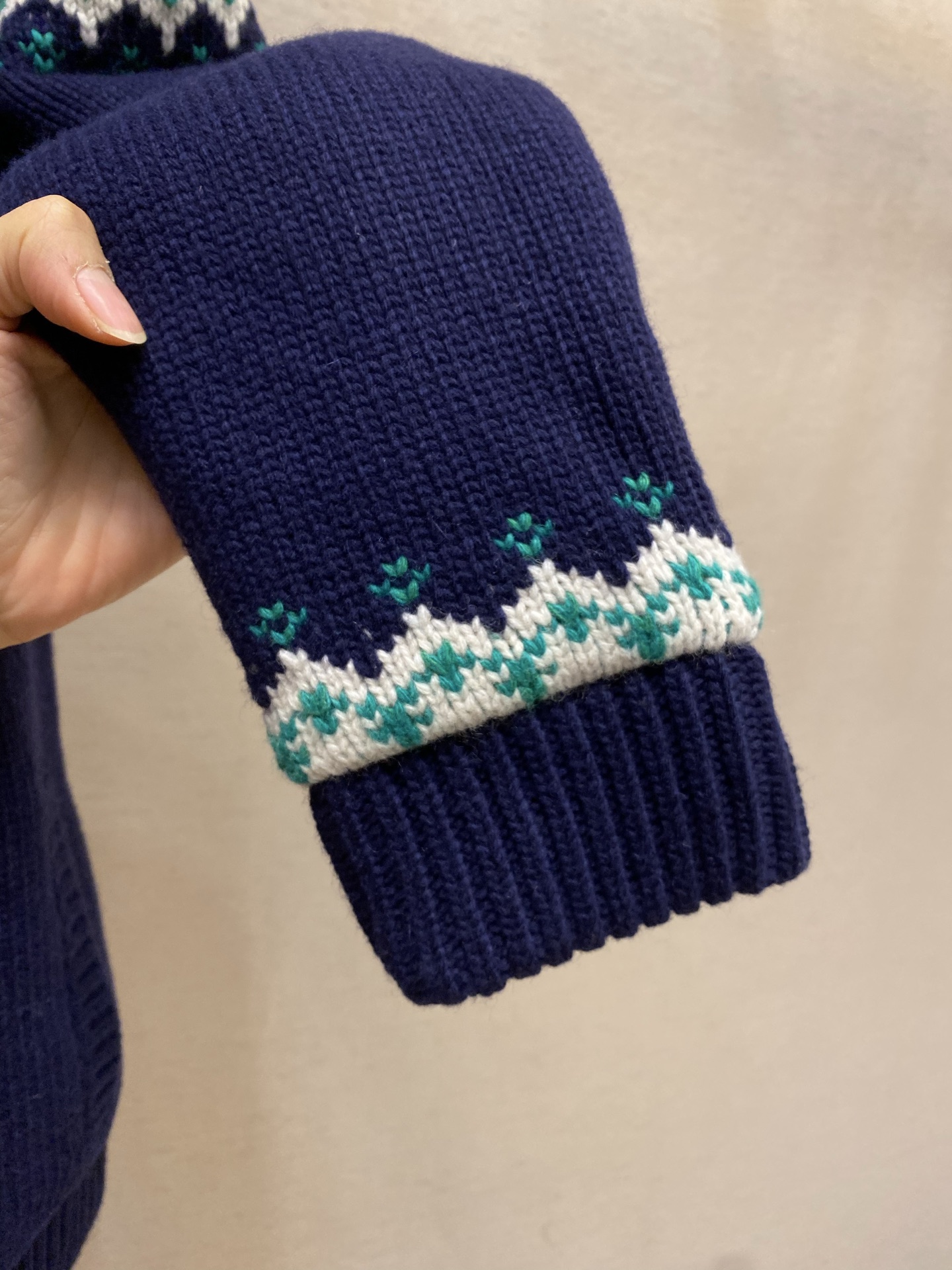 🌟🌟 Miu Miu 费尔岛提花羊毛开衫，藏青色主调+白绿几何花纹，北欧复古感满满。羊毛材质厚实保暖，秋