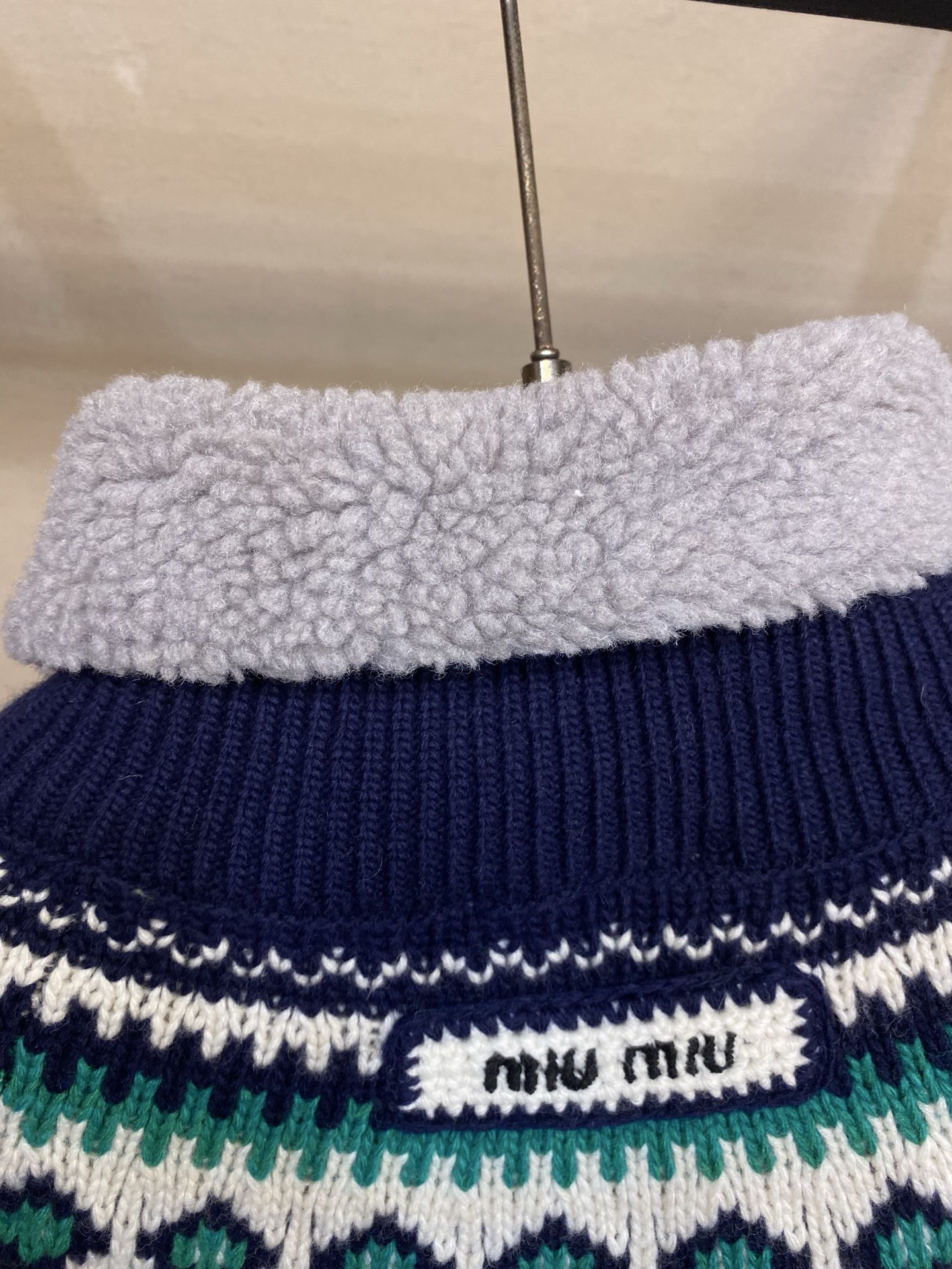 🌟🌟 Miu Miu 费尔岛提花羊毛开衫，藏青色主调+白绿几何花纹，北欧复古感满满。羊毛材质厚实保暖，秋