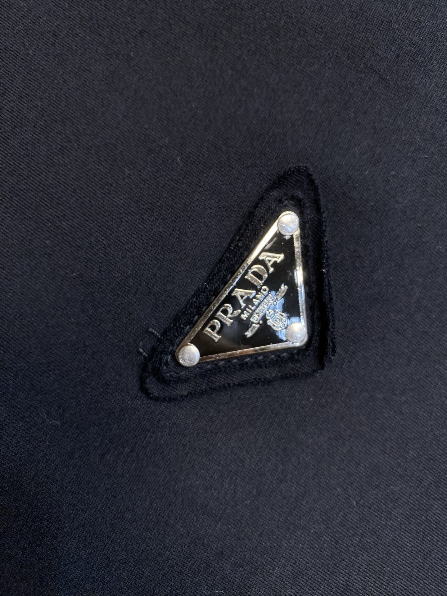 🌟🌟Prada 贴布铁三角圆领短袖⚠️原,900购买；纯棉平纹针织质面料、平压贴布设计、琅金属三角形徽标