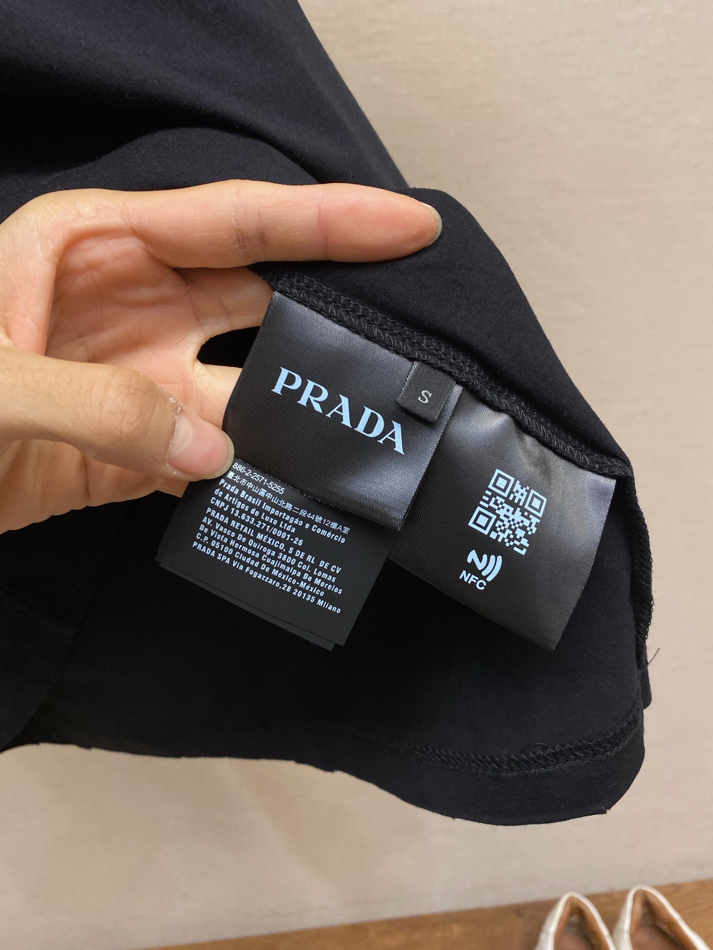 🌟🌟Prada 贴布铁三角圆领短袖⚠️原,900购买；纯棉平纹针织质面料、平压贴布设计、琅金属三角形徽标