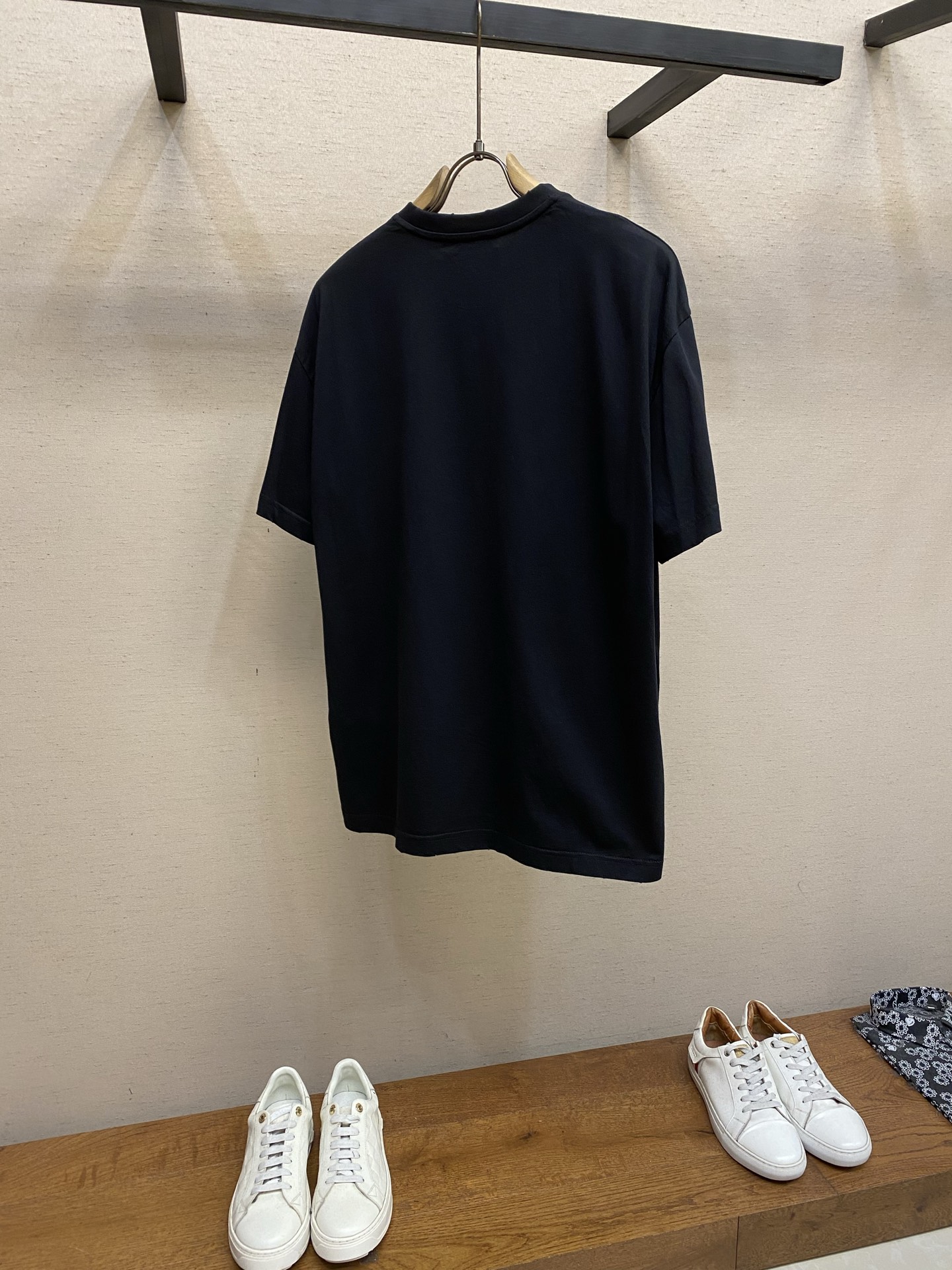 🌟🌟Prada 贴布铁三角圆领短袖⚠️原,900购买；纯棉平纹针织质面料、平压贴布设计、琅金属三角形徽标