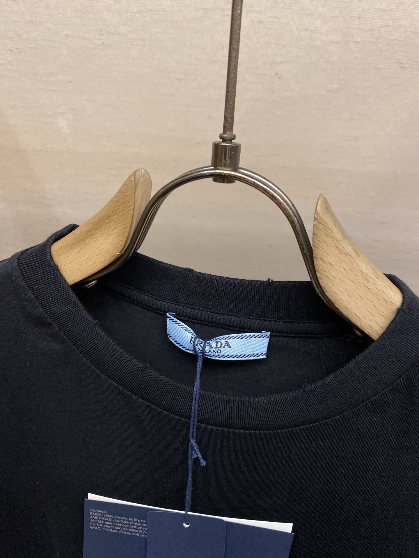 🌟🌟Prada 贴布铁三角圆领短袖⚠️原,900购买；纯棉平纹针织质面料、平压贴布设计、琅金属三角形徽标