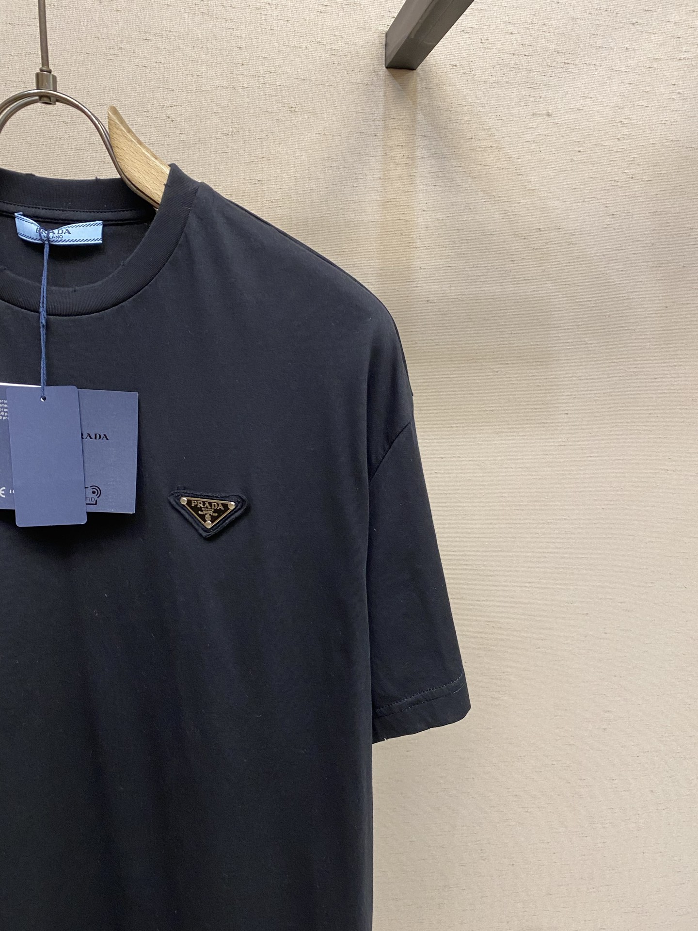 🌟🌟Prada 贴布铁三角圆领短袖⚠️原,900购买；纯棉平纹针织质面料、平压贴布设计、琅金属三角形徽标