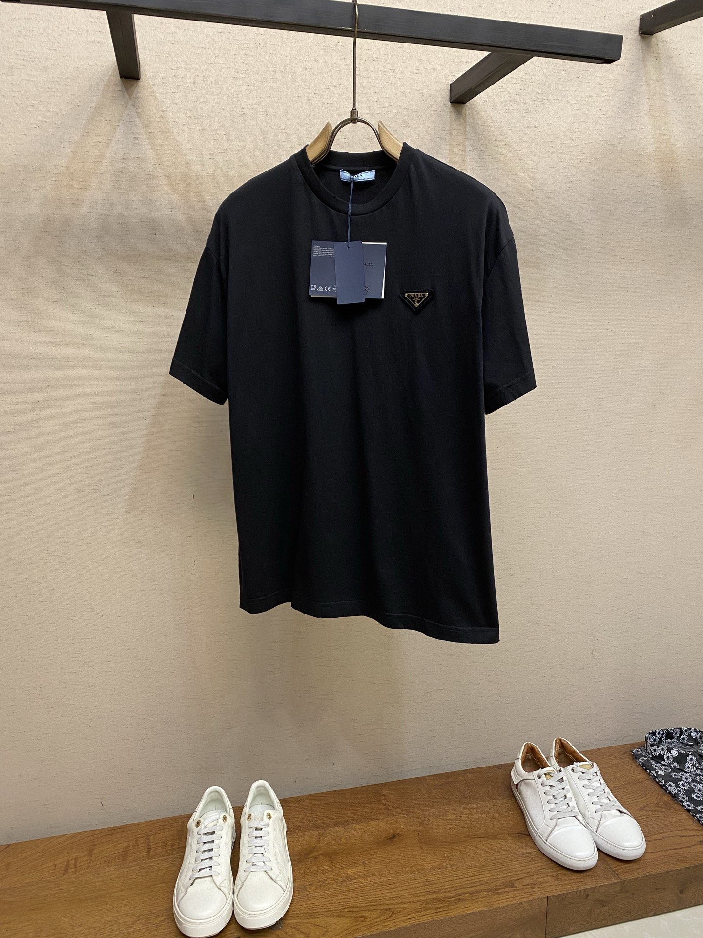 🌟🌟Prada 贴布铁三角圆领短袖⚠️原,900购买；纯棉平纹针织质面料、平压贴布设计、琅金属三角形徽标