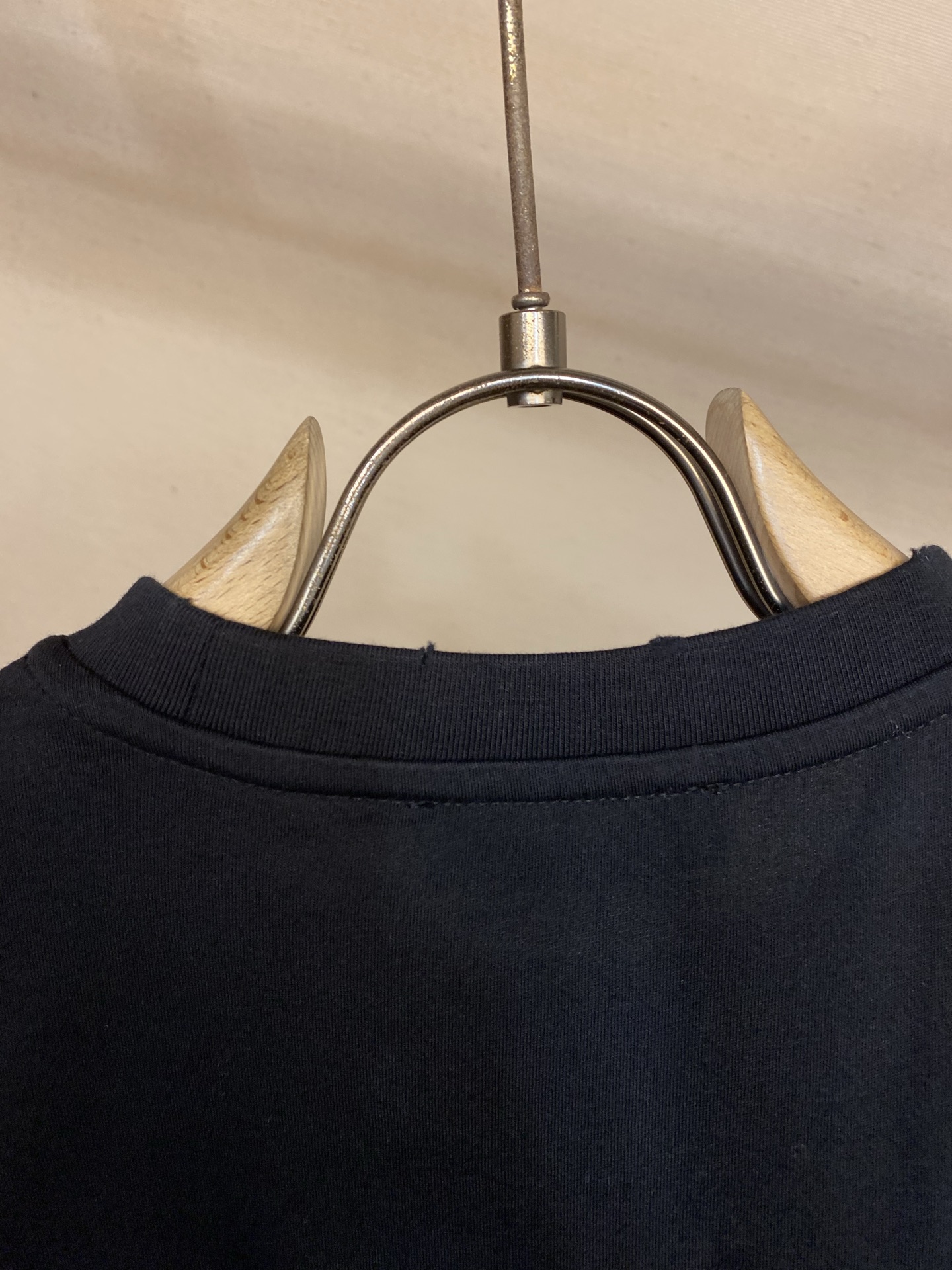 🌟🌟Prada 贴布铁三角圆领短袖⚠️原,900购买；纯棉平纹针织质面料、平压贴布设计、琅金属三角形徽标