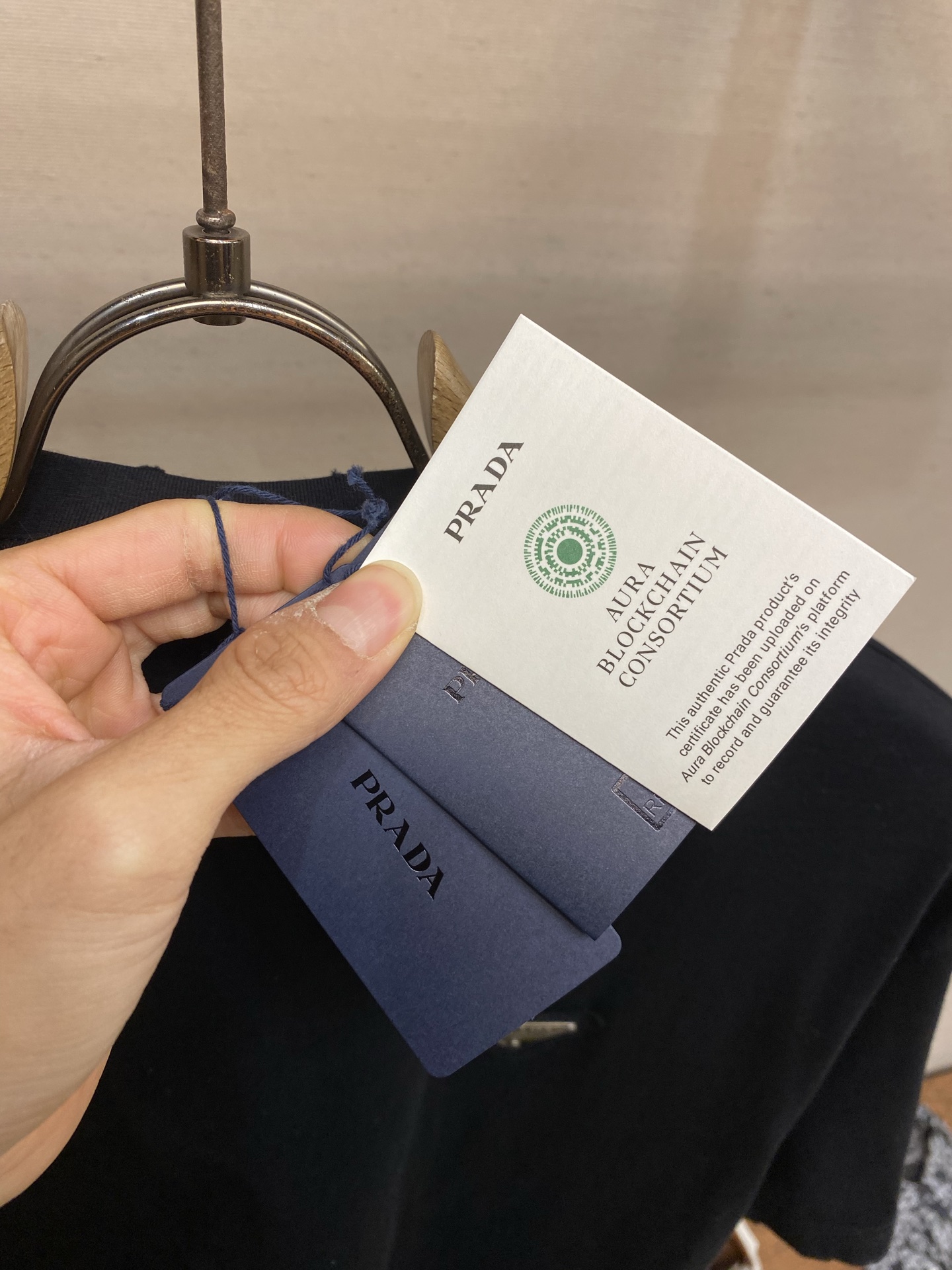 🌟🌟Prada 贴布铁三角圆领短袖⚠️原,900购买；纯棉平纹针织质面料、平压贴布设计、琅金属三角形徽标