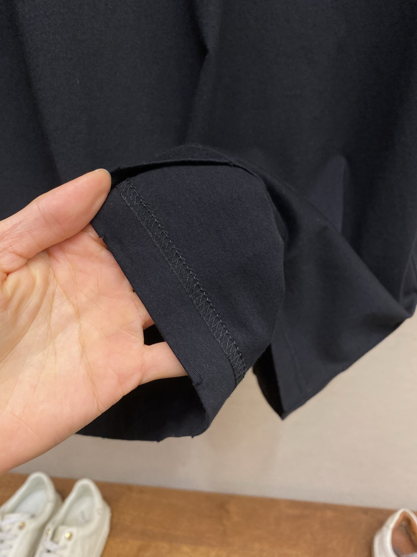 🌟🌟Prada 贴布铁三角圆领短袖⚠️原,900购买；纯棉平纹针织质面料、平压贴布设计、琅金属三角形徽标