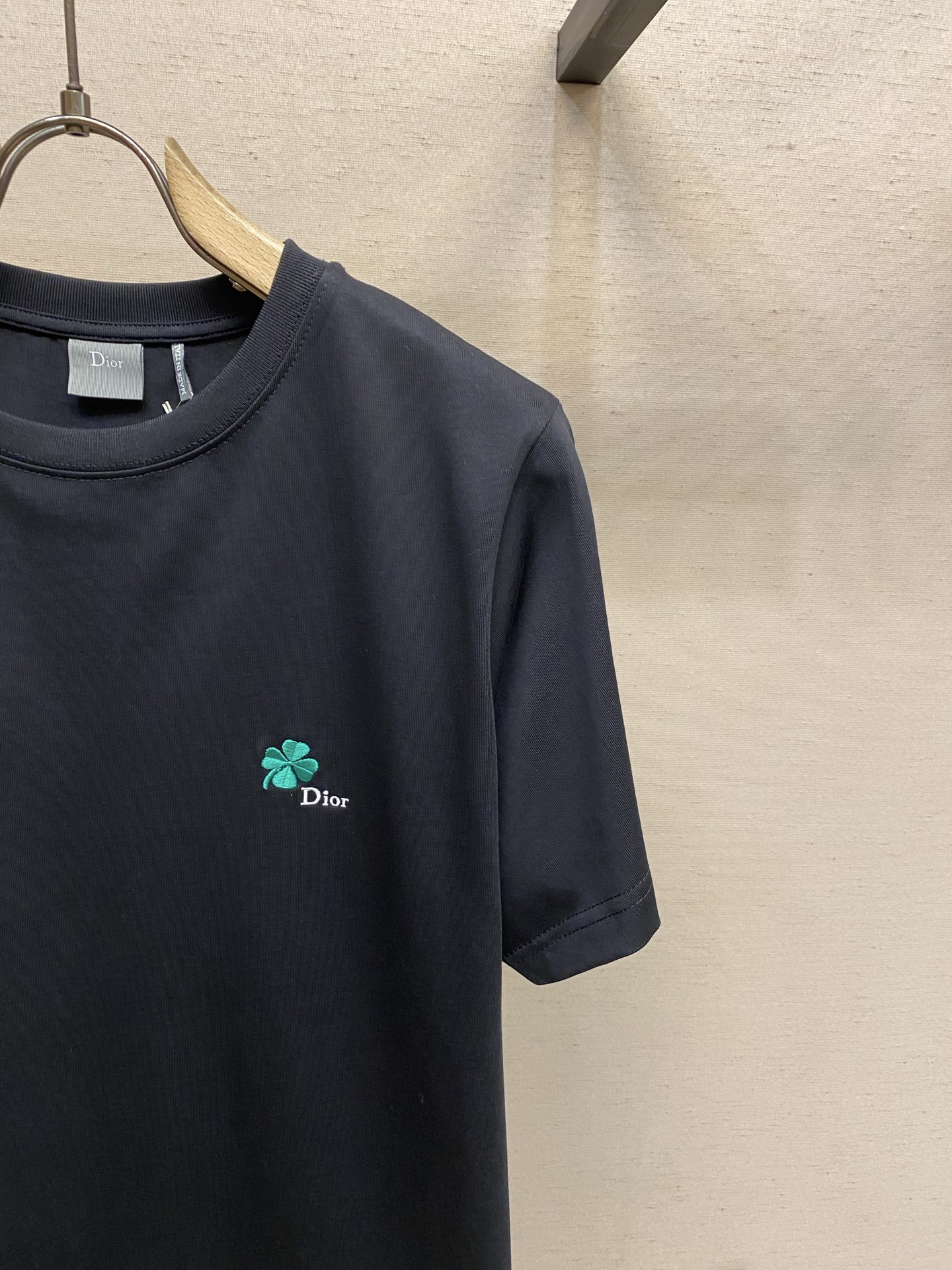 🌟🌟 Dior 四叶草刺绣短袖精棉平纹针织面料平衡柔软亲肤感与适度挺括性。平纹结构赋予面料细腻平整的肌理