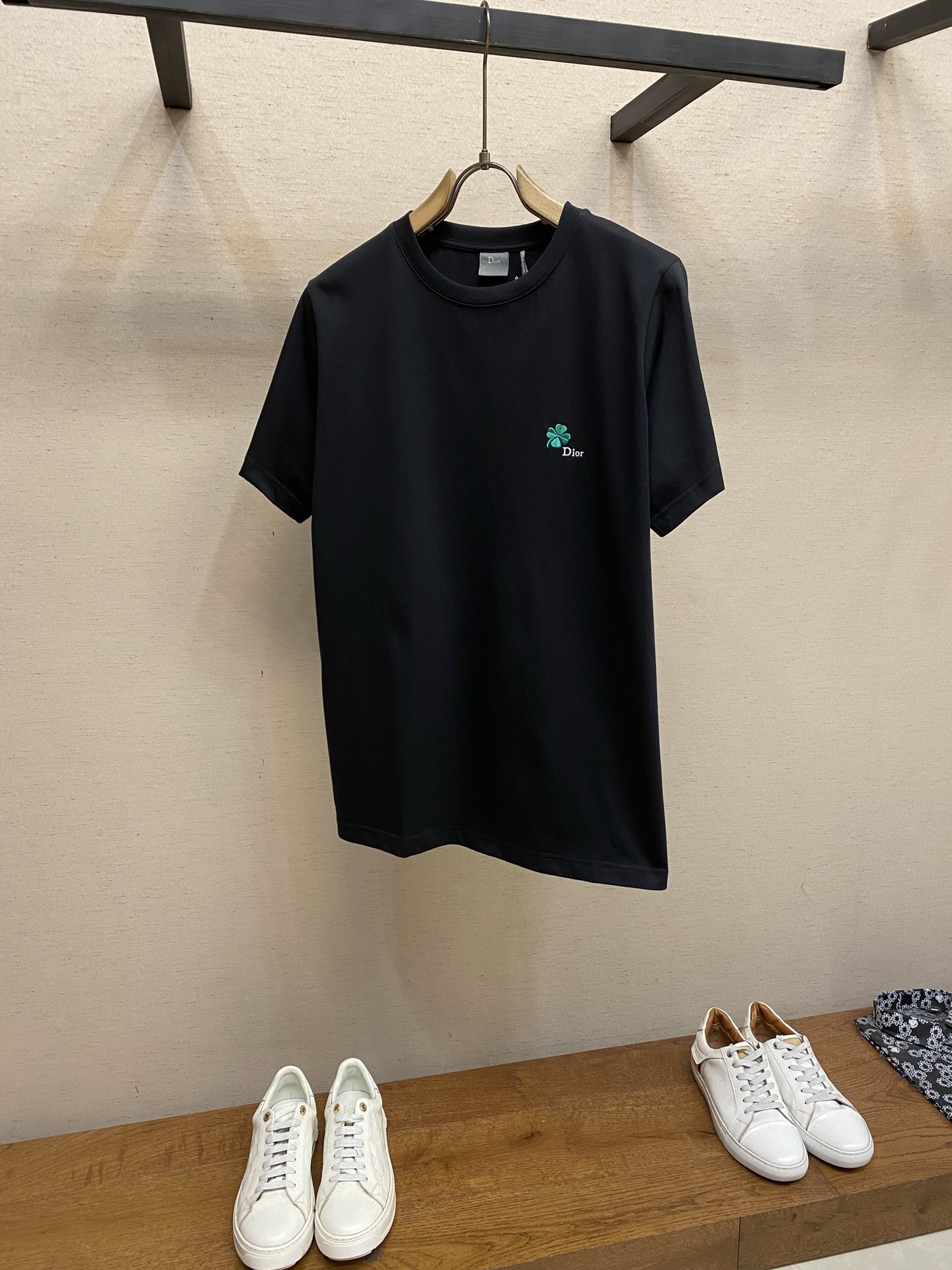 🌟🌟 Dior 四叶草刺绣短袖精棉平纹针织面料平衡柔软亲肤感与适度挺括性。平纹结构赋予面料细腻平整的肌理