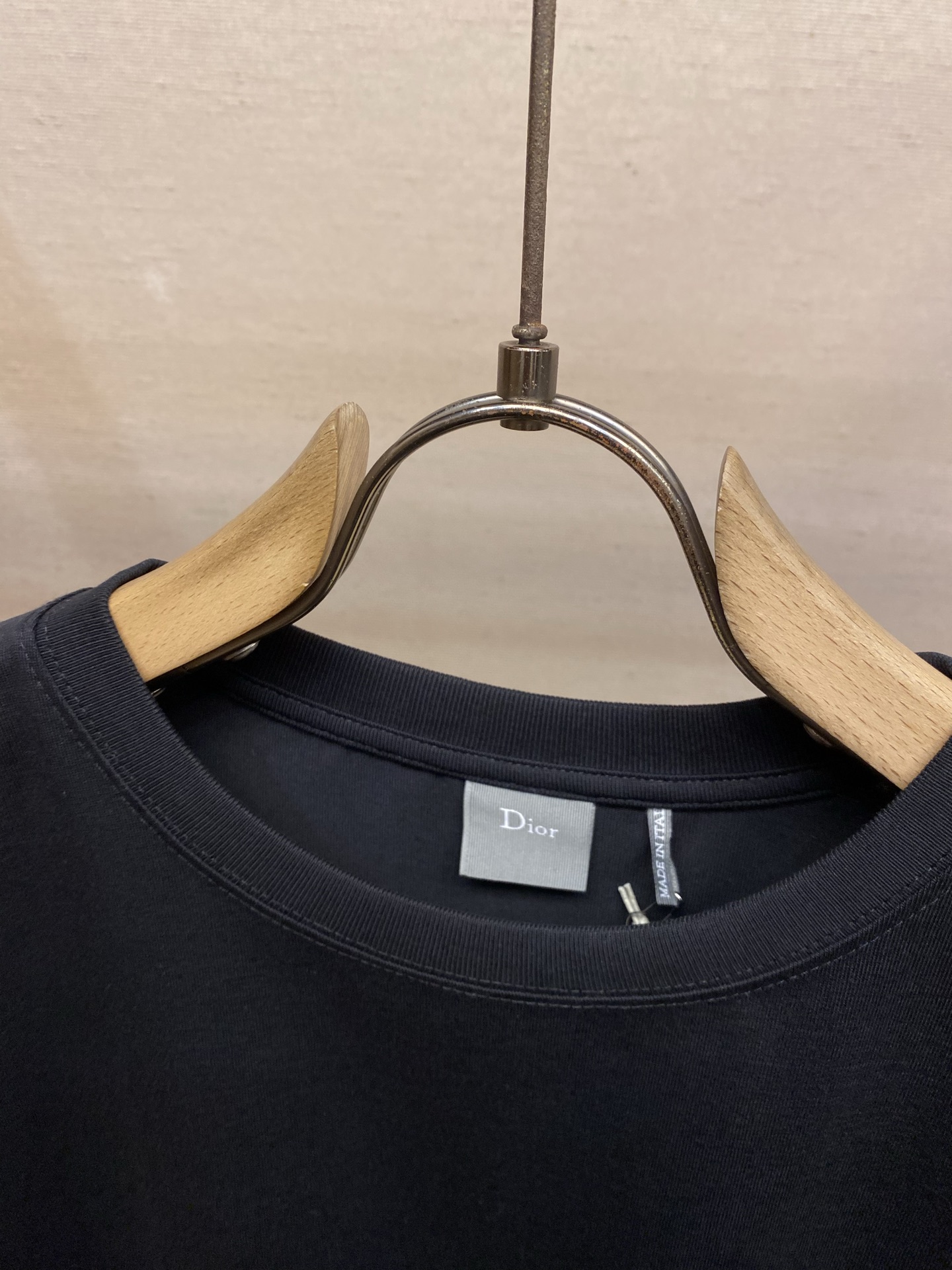 🌟🌟 Dior 四叶草刺绣短袖精棉平纹针织面料平衡柔软亲肤感与适度挺括性。平纹结构赋予面料细腻平整的肌理