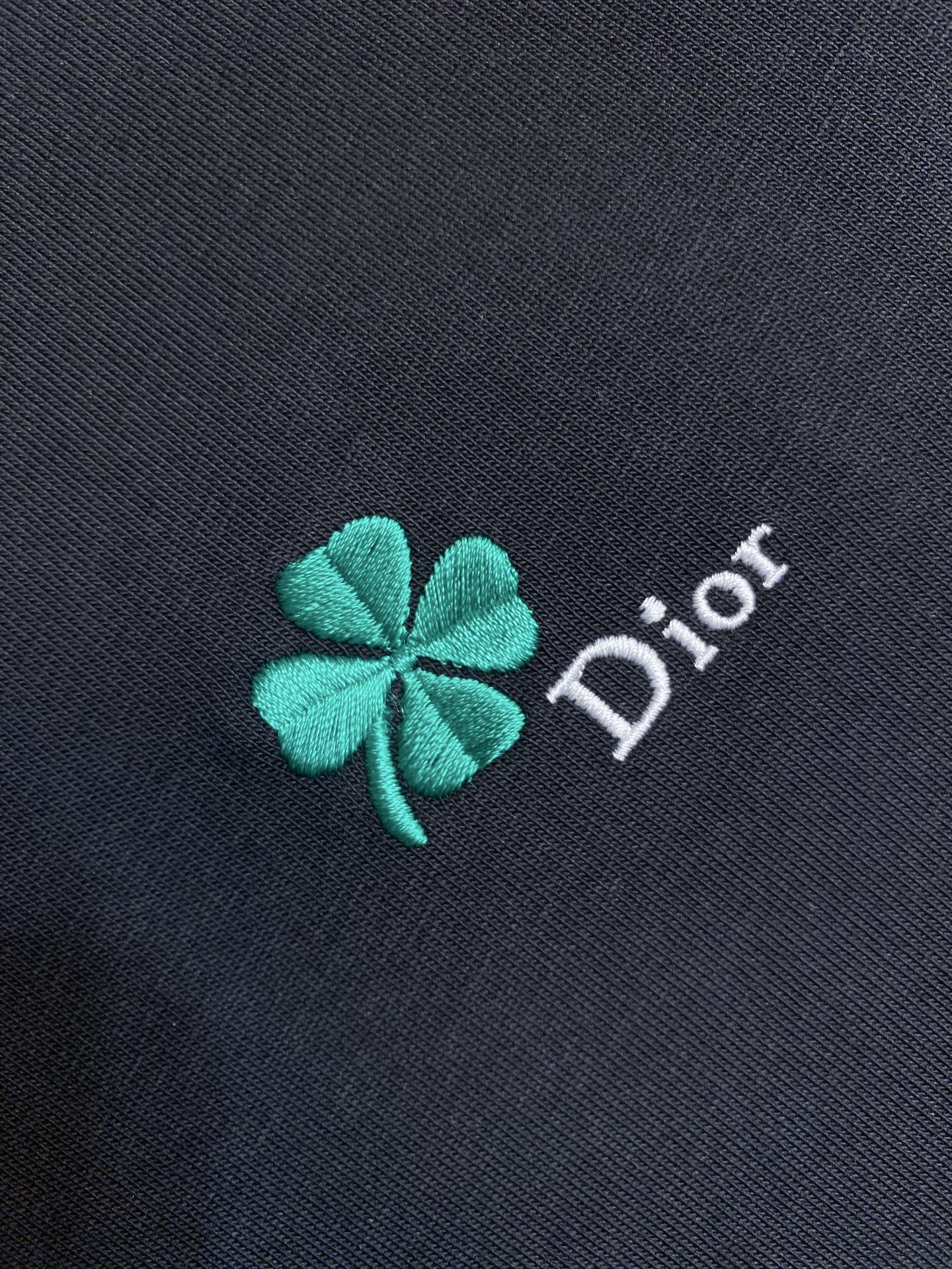 🌟🌟 Dior 四叶草刺绣短袖精棉平纹针织面料平衡柔软亲肤感与适度挺括性。平纹结构赋予面料细腻平整的肌理