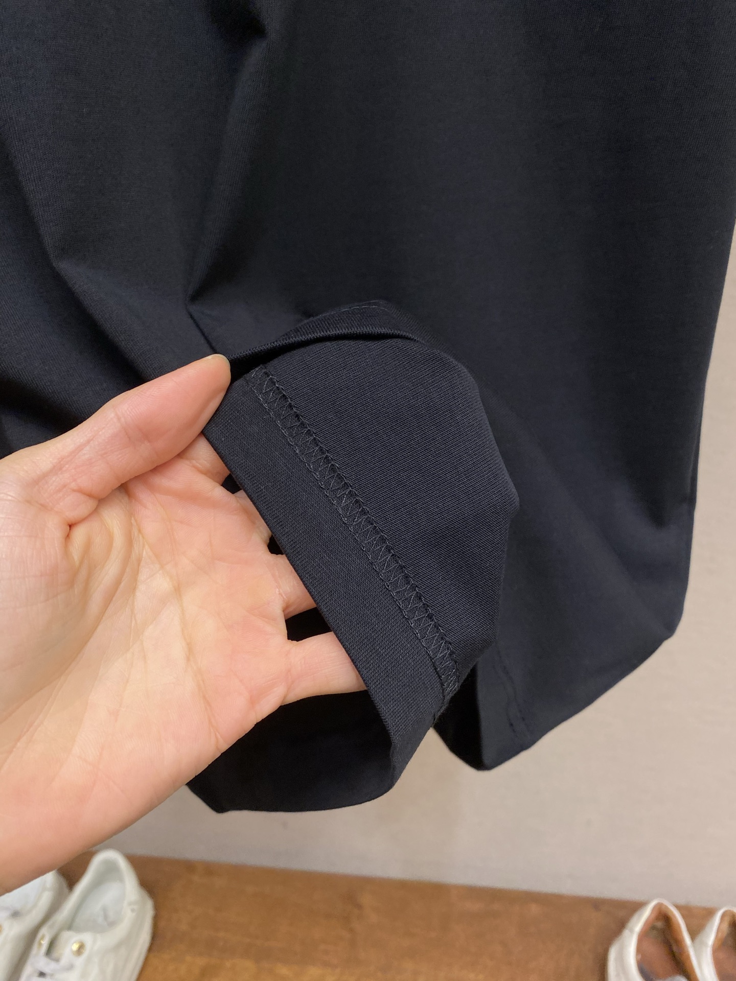 🌟🌟 Dior 四叶草刺绣短袖精棉平纹针织面料平衡柔软亲肤感与适度挺括性。平纹结构赋予面料细腻平整的肌理