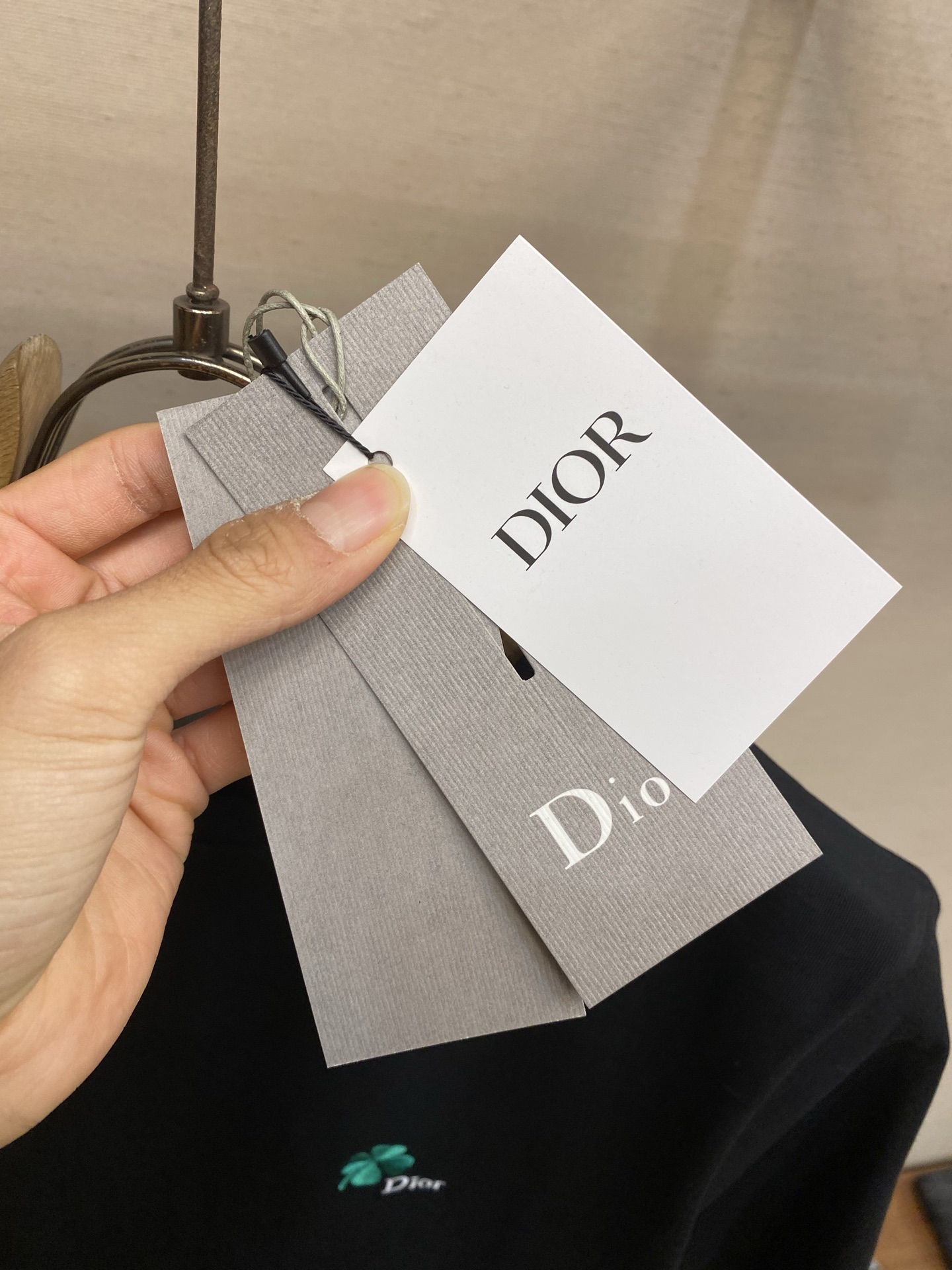🌟🌟 Dior 四叶草刺绣短袖精棉平纹针织面料平衡柔软亲肤感与适度挺括性。平纹结构赋予面料细腻平整的肌理