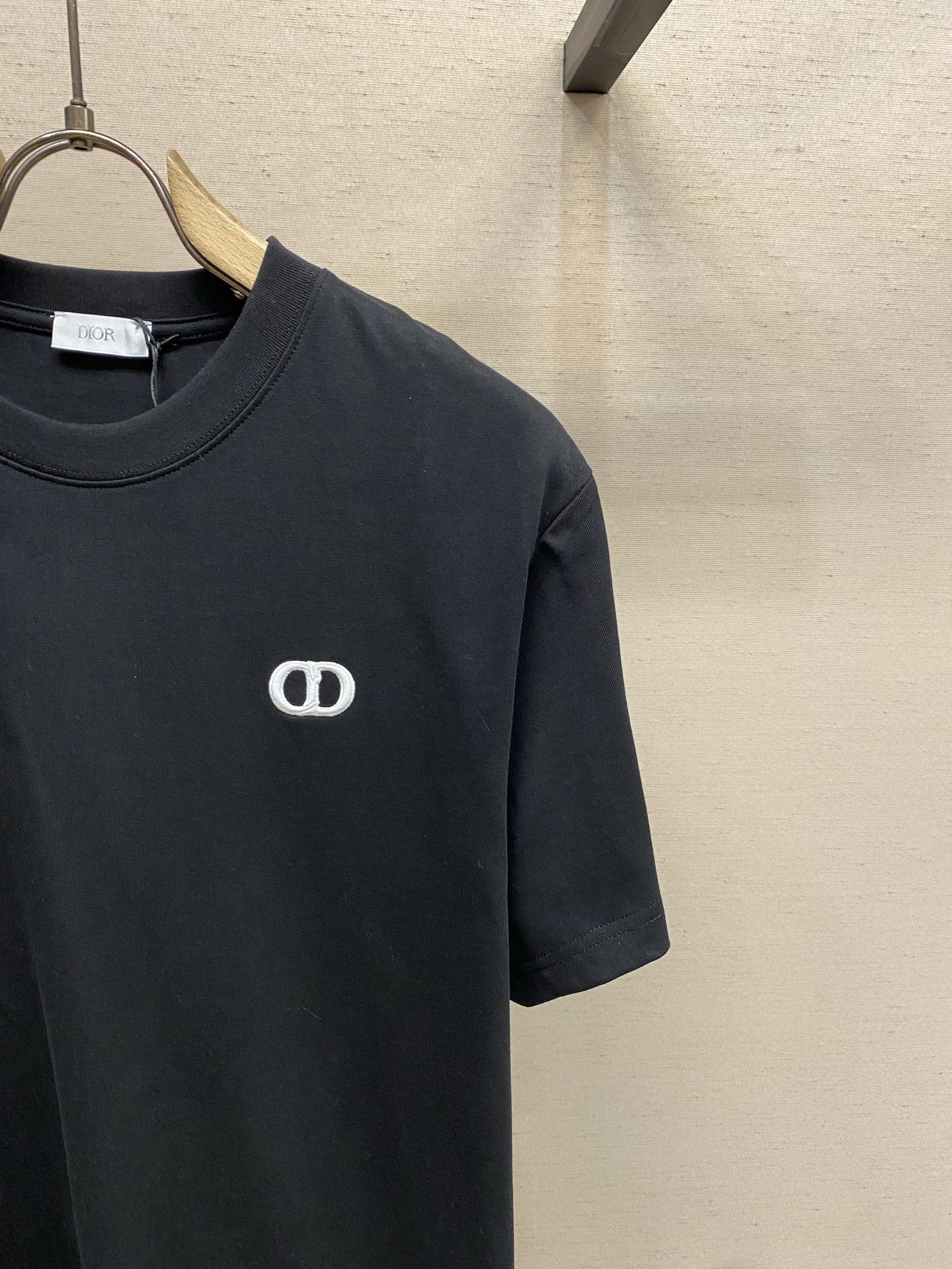 🌟🌟Dior CD刺绣圆领短袖T恤，采用高品质纯棉，柔软透气，夏天穿超舒服!胸前CD