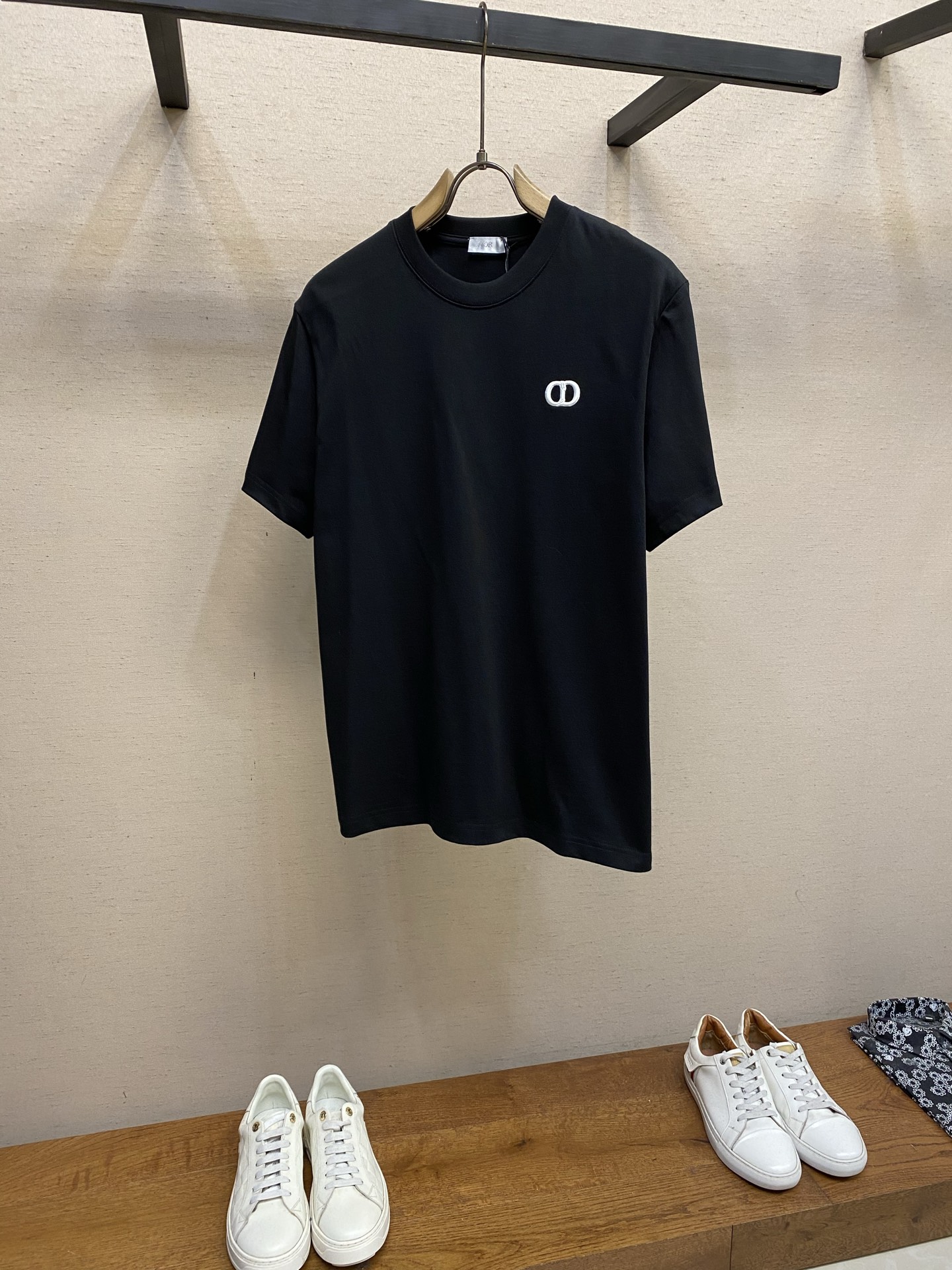 🌟🌟Dior CD刺绣圆领短袖T恤，采用高品质纯棉，柔软透气，夏天穿超舒服!胸前CD