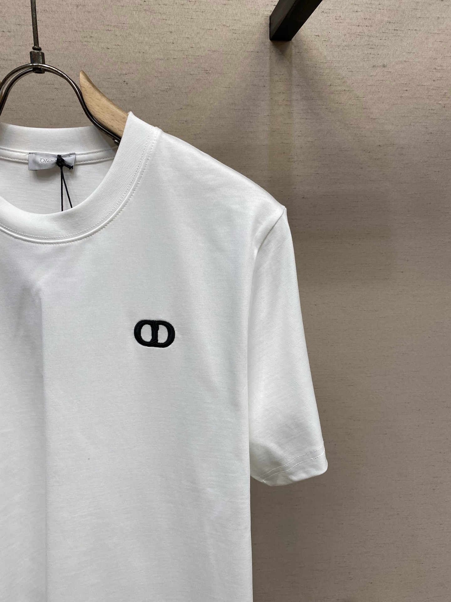 🌟🌟Dior CD刺绣圆领短袖T恤，采用高品质纯棉，柔软透气，夏天穿超舒服!胸前CD