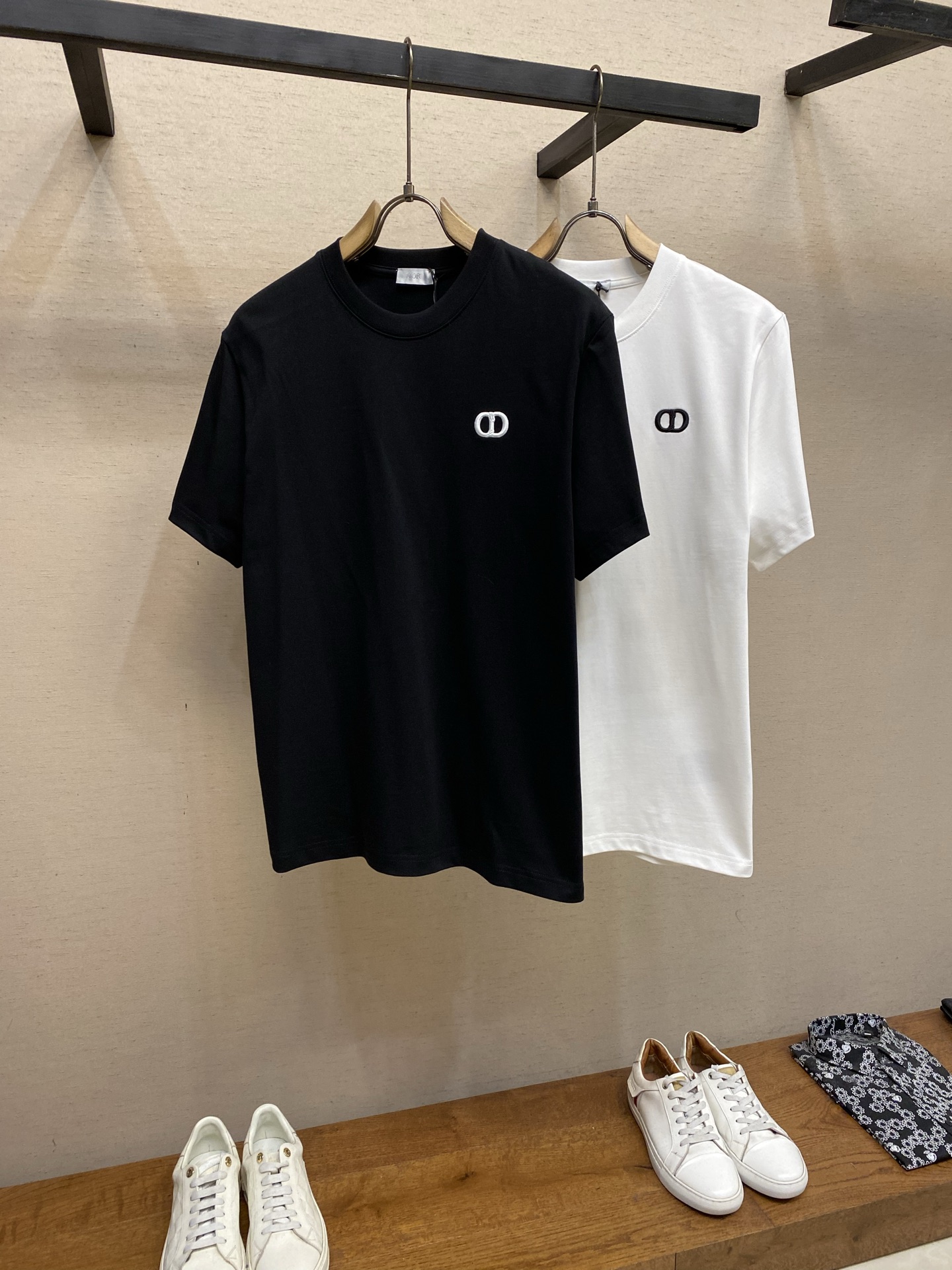 🌟🌟Dior CD刺绣圆领短袖T恤，采用高品质纯棉，柔软透气，夏天穿超舒服!胸前CD