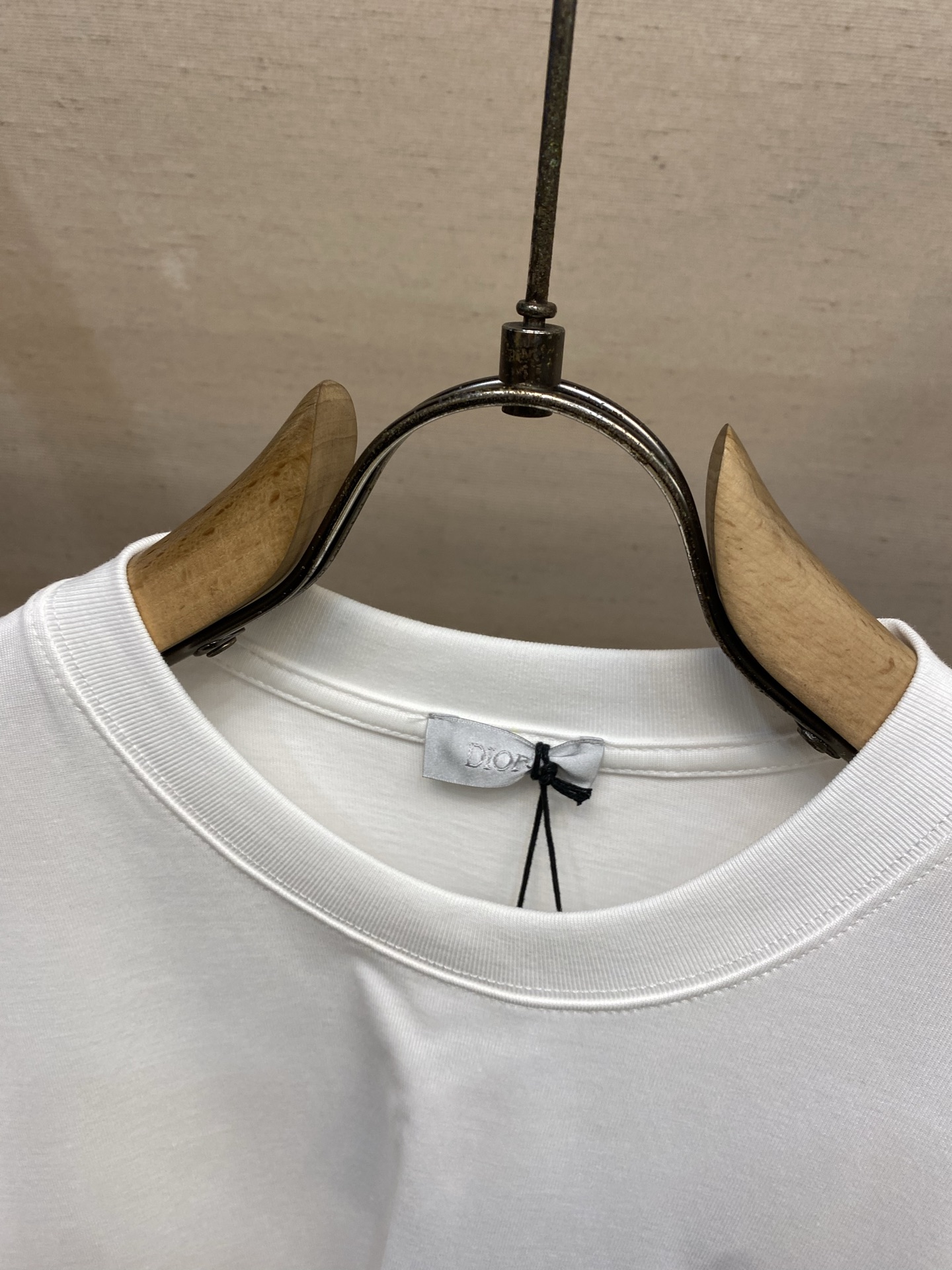 🌟🌟Dior CD刺绣圆领短袖T恤，采用高品质纯棉，柔软透气，夏天穿超舒服!胸前CD