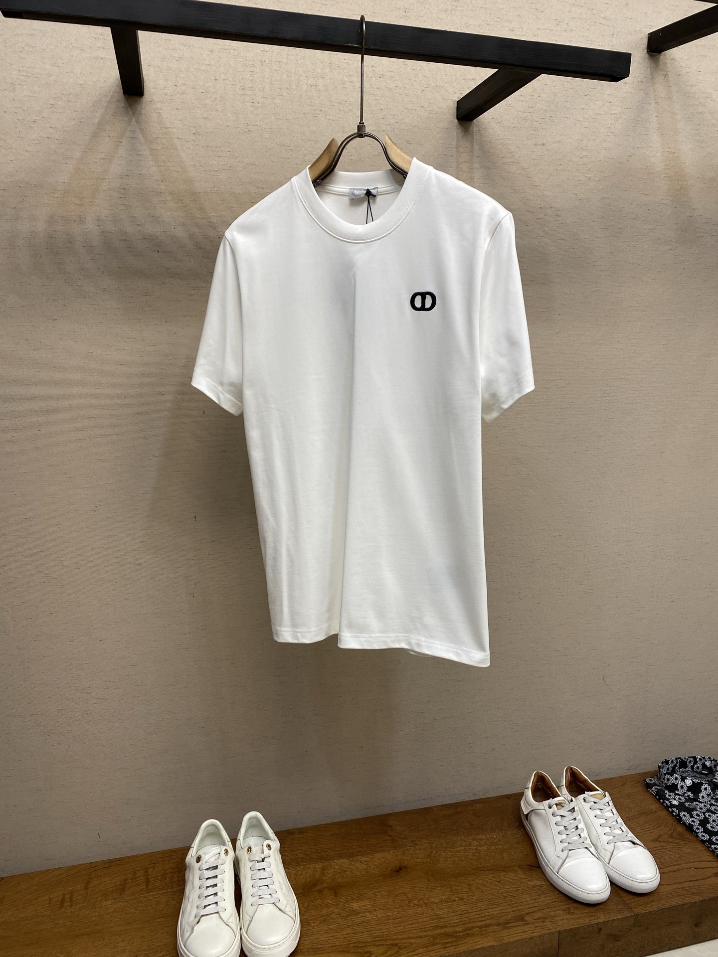 🌟🌟Dior CD刺绣圆领短袖T恤，采用高品质纯棉，柔软透气，夏天穿超舒服!胸前CD