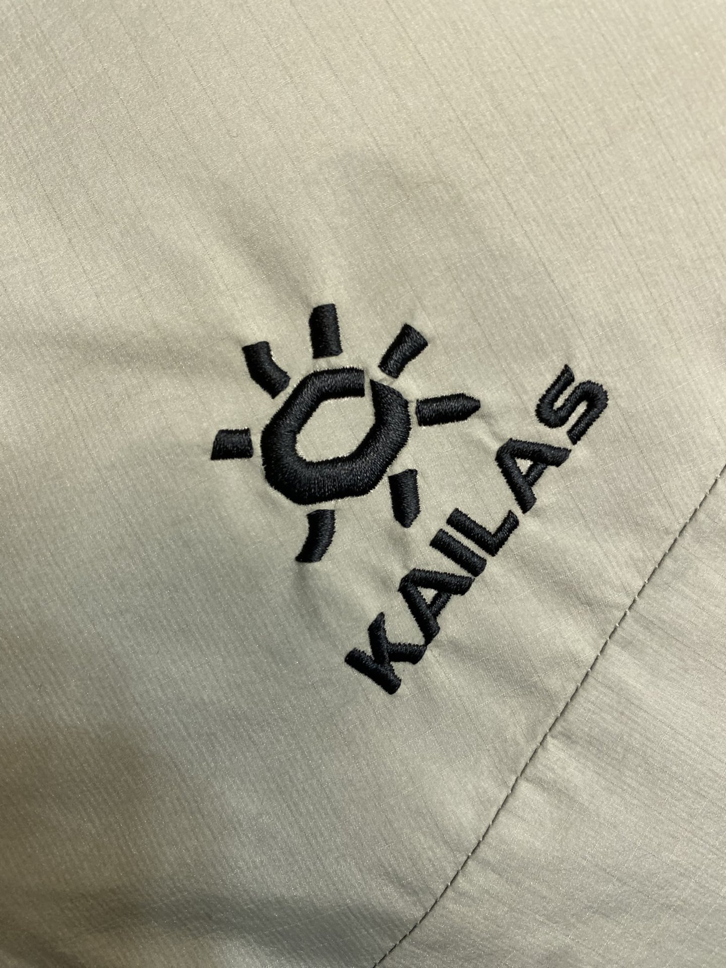 🌟🌟 凯乐石BM4S LT硬壳羽绒冲锋衣凯乐石BM45 LT硬壳冲锋衣专为滑雪和户外设计，采用FILTE