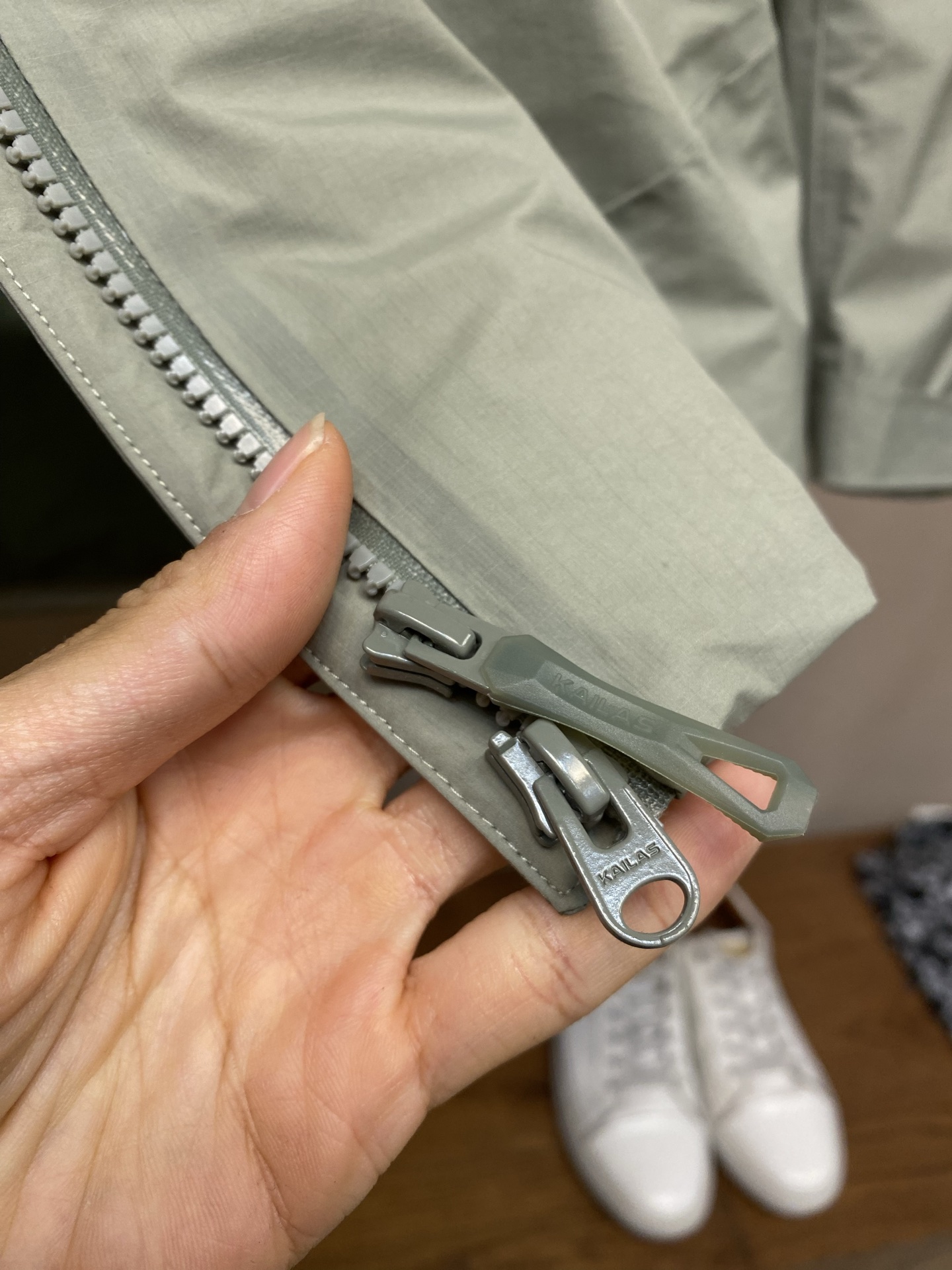 🌟🌟 凯乐石BM4S LT硬壳羽绒冲锋衣凯乐石BM45 LT硬壳冲锋衣专为滑雪和户外设计，采用FILTE