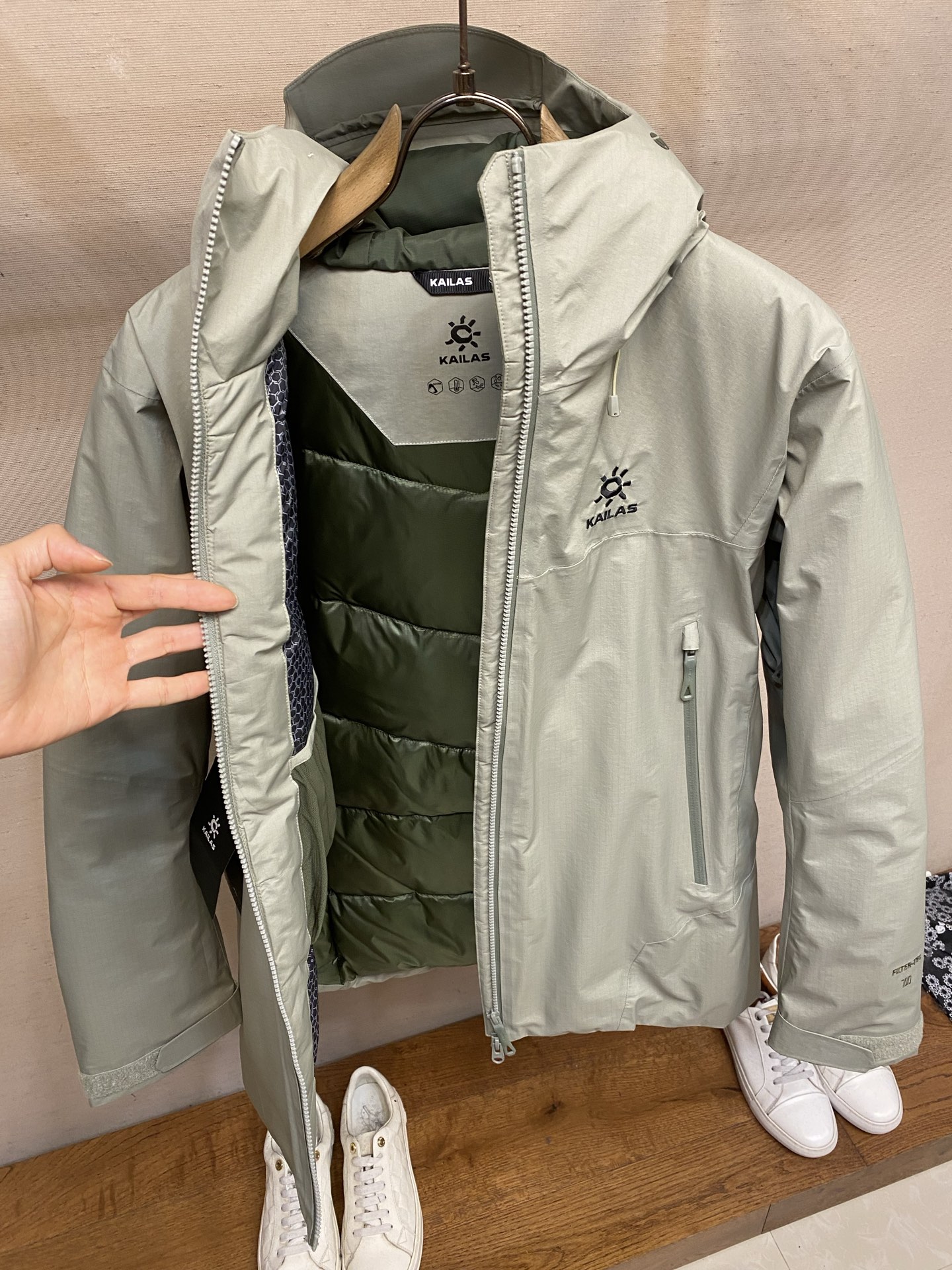 🌟🌟 凯乐石BM4S LT硬壳羽绒冲锋衣凯乐石BM45 LT硬壳冲锋衣专为滑雪和户外设计，采用FILTE