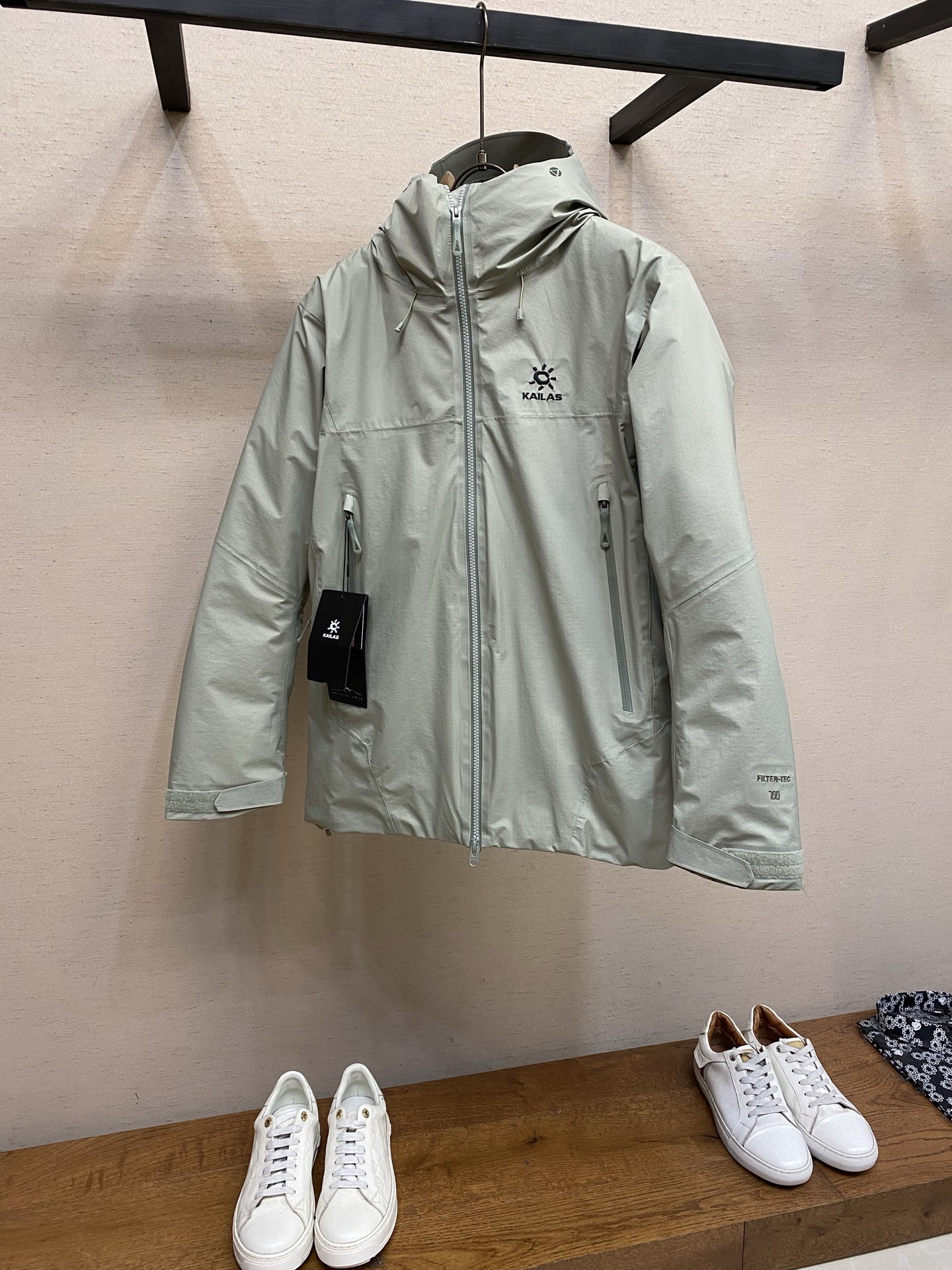 🌟🌟 凯乐石BM4S LT硬壳羽绒冲锋衣凯乐石BM45 LT硬壳冲锋衣专为滑雪和户外设计，采用FILTE