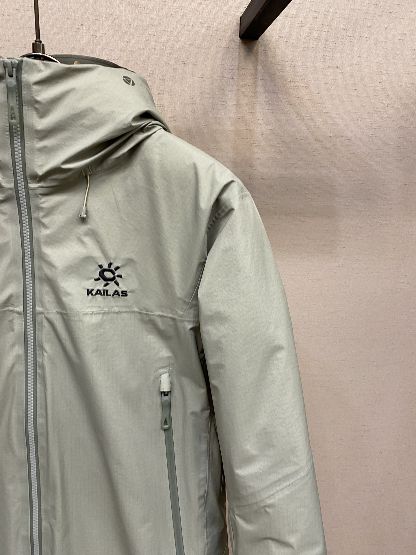 🌟🌟 凯乐石BM4S LT硬壳羽绒冲锋衣凯乐石BM45 LT硬壳冲锋衣专为滑雪和户外设计，采用FILTE