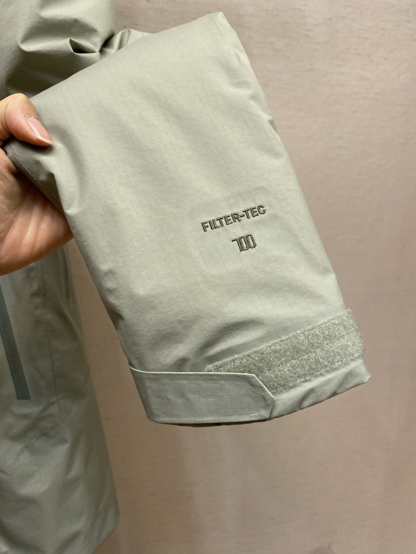 🌟🌟 凯乐石BM4S LT硬壳羽绒冲锋衣凯乐石BM45 LT硬壳冲锋衣专为滑雪和户外设计，采用FILTE