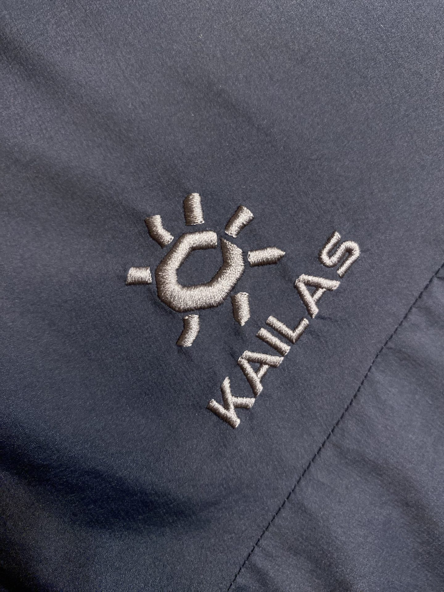 🌟🌟 凯乐石BM4S LT硬壳羽绒冲锋衣凯乐石BM45 LT硬壳冲锋衣专为滑雪和户外设计，采用FILTE