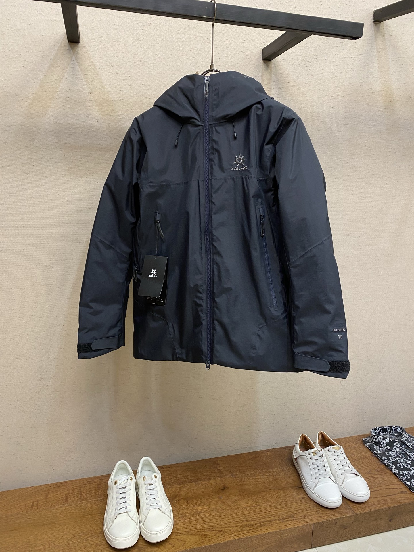 🌟🌟 凯乐石BM4S LT硬壳羽绒冲锋衣凯乐石BM45 LT硬壳冲锋衣专为滑雪和户外设计，采用FILTE