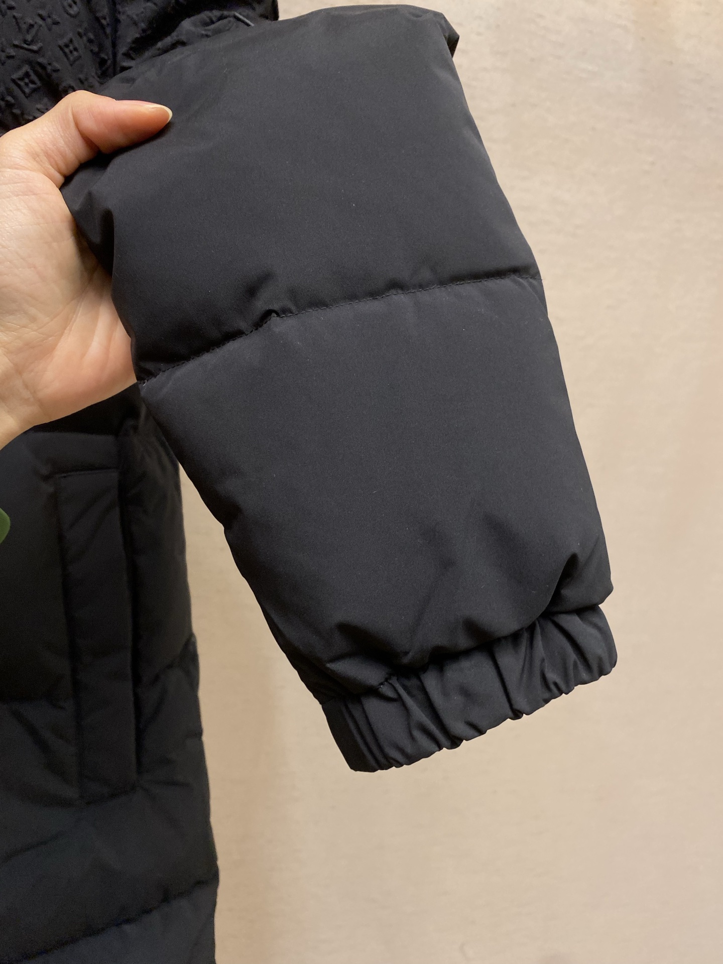 🌟🌟1V 路易威登 秋冬新品 三标齐全 中长款羽绒服 充实饱满90白鹅绒，好货不用过多介绍 看细节尺码：