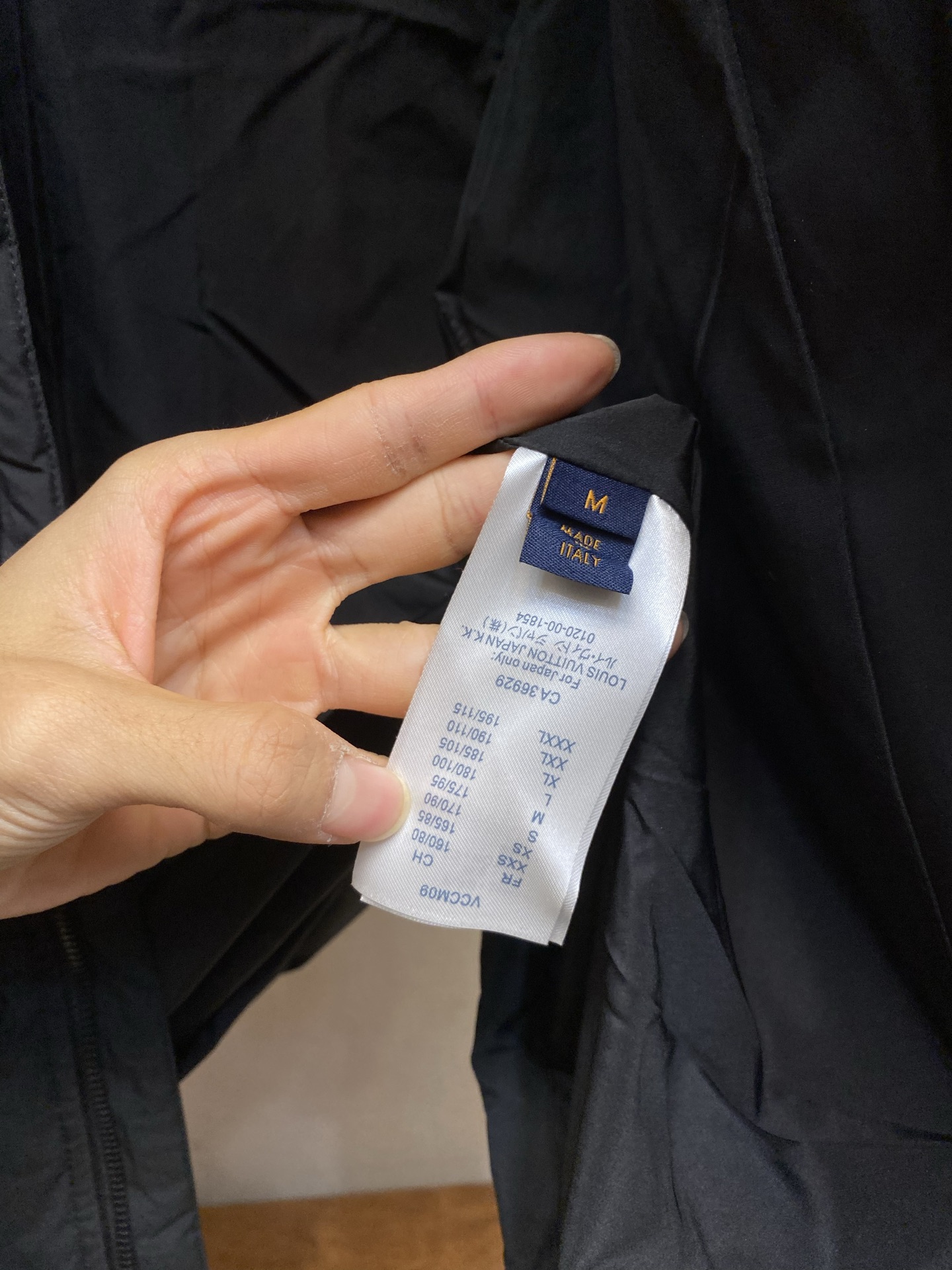 🌟🌟1V 路易威登 秋冬新品 三标齐全 中长款羽绒服 充实饱满90白鹅绒，好货不用过多介绍 看细节尺码：