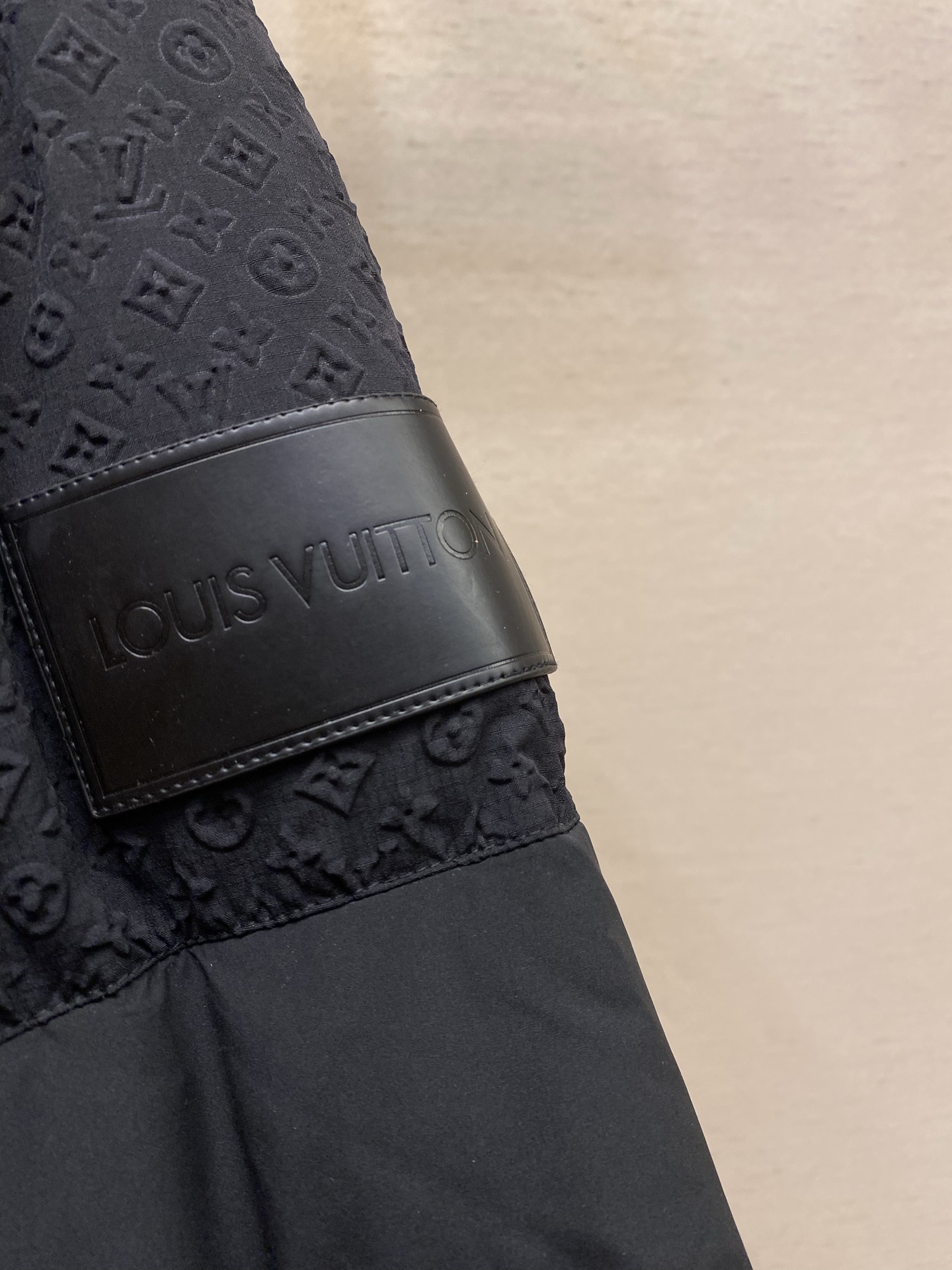 🌟🌟1V 路易威登 秋冬新品 三标齐全 中长款羽绒服 充实饱满90白鹅绒，好货不用过多介绍 看细节尺码：