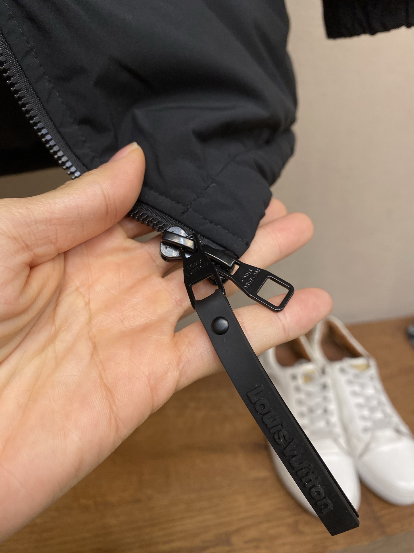 🌟🌟1V 路易威登 秋冬新品 三标齐全 中长款羽绒服 充实饱满90白鹅绒，好货不用过多介绍 看细节尺码：