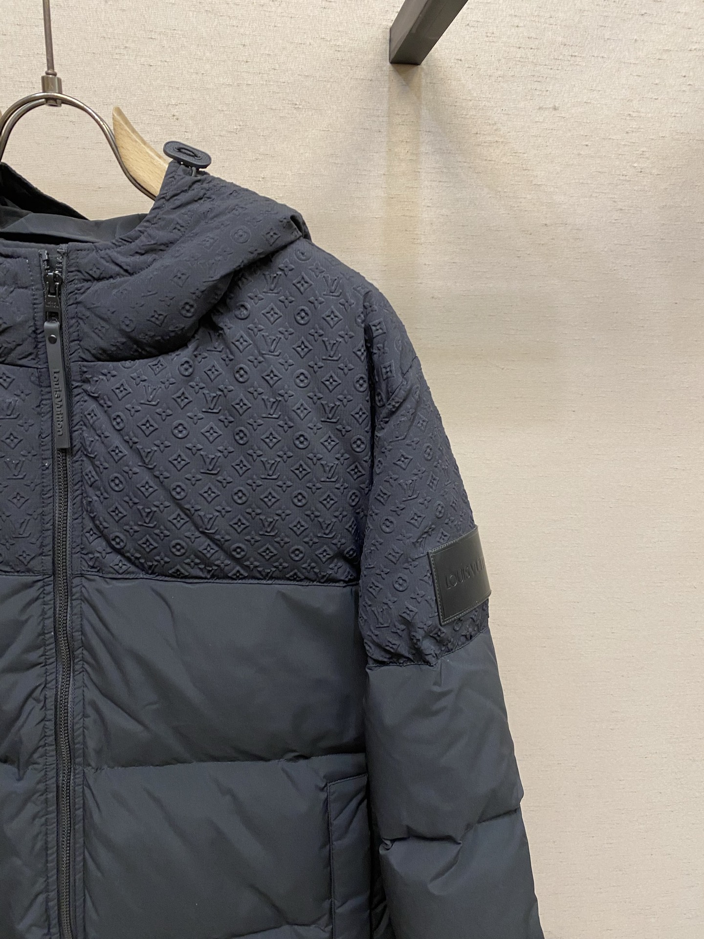 🌟🌟1V 路易威登 秋冬新品 三标齐全 中长款羽绒服 充实饱满90白鹅绒，好货不用过多介绍 看细节尺码：