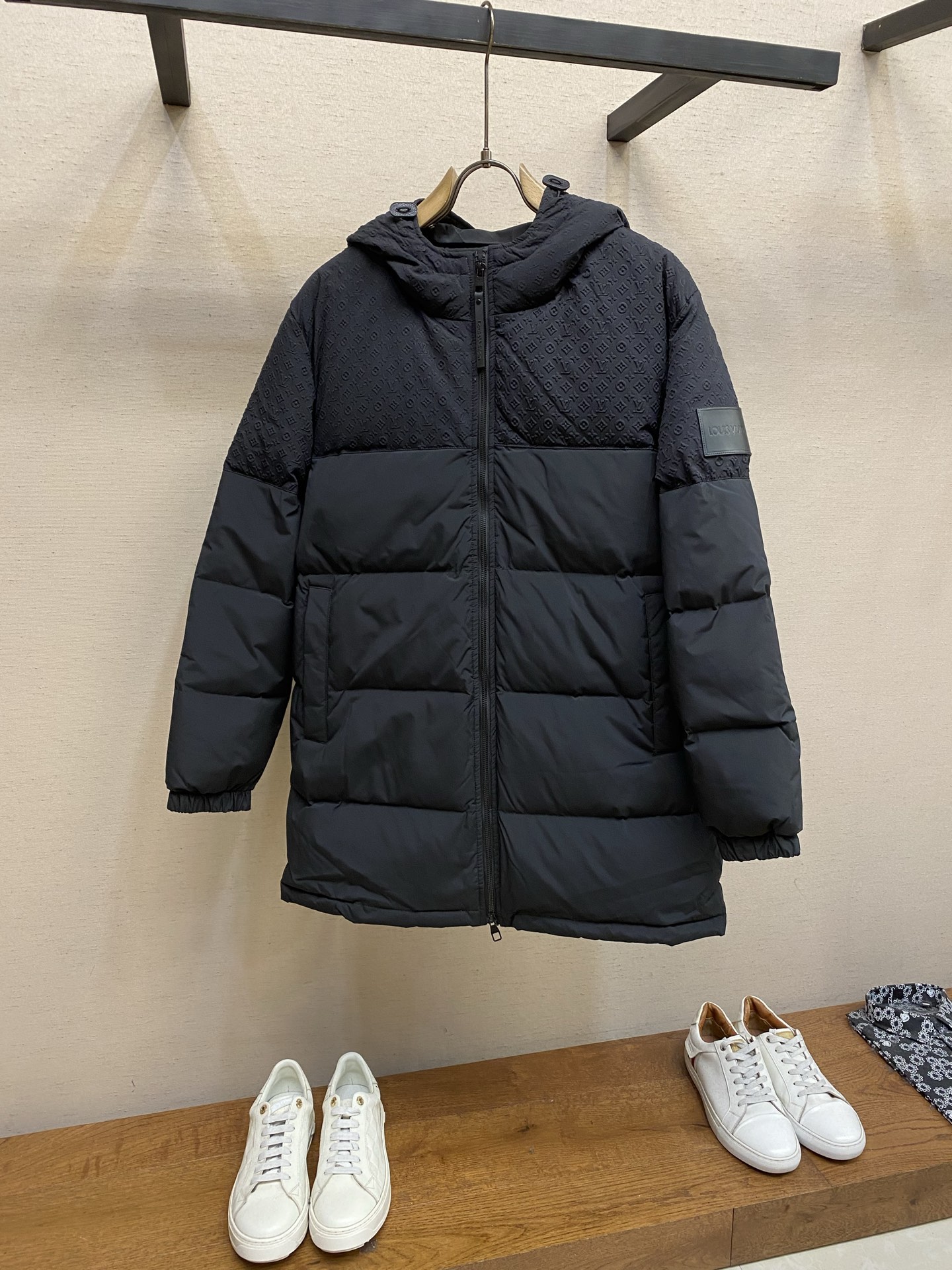 🌟🌟1V 路易威登 秋冬新品 三标齐全 中长款羽绒服 充实饱满90白鹅绒，好货不用过多介绍 看细节尺码：