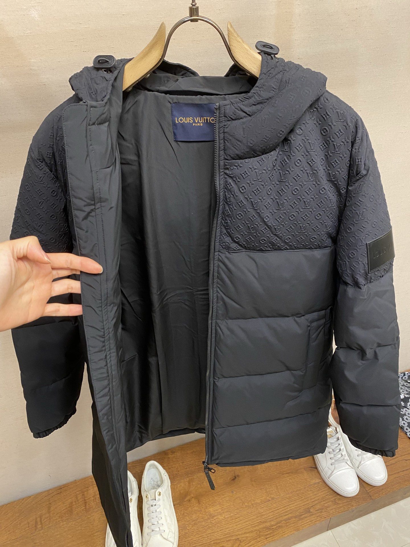 🌟🌟1V 路易威登 秋冬新品 三标齐全 中长款羽绒服 充实饱满90白鹅绒，好货不用过多介绍 看细节尺码：