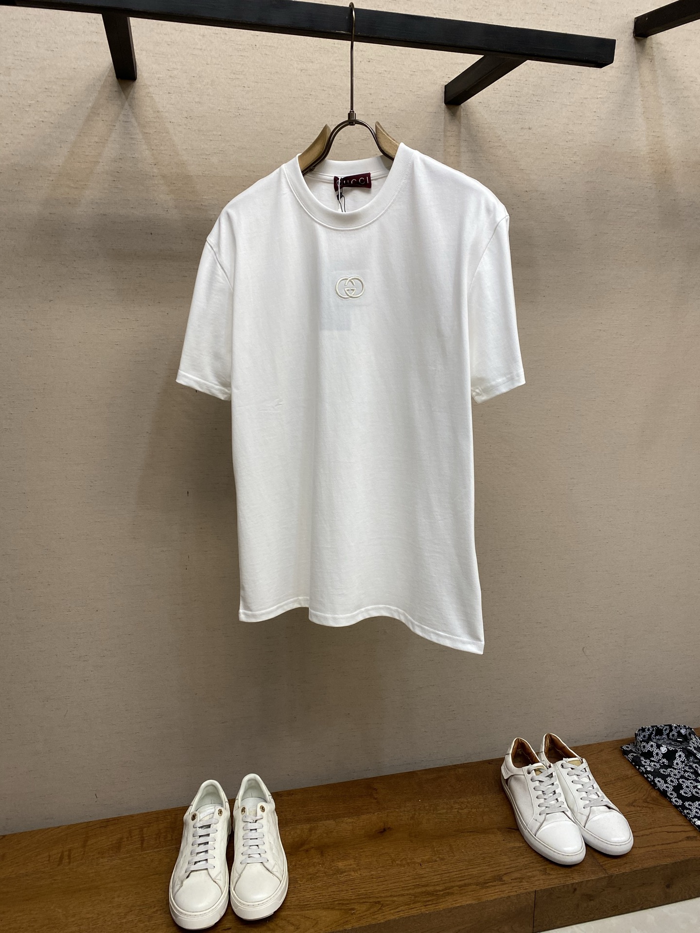 NO:712664,Gucci 2026 new short-sleeved T-shirt, 300g cotton fabric, soft and skin-friendly, wide and drapey. The four-threaded edge is finely made, the front panel is embroidered with the logo, simple and elegant, complete with three marks, the same style for men and women. Sizes S-XL,, gucci, T-shirt, tees, t-shirt,19860909Gucci 2026新品短袖T恤 全棉300g面料,柔软亲肤,挺阔有垂坠感.四线密边做工精细,前幅案l刺绣配合logo标识,简洁大方,三标齐全,男女同款. 尺码S-XL,,gucci,T-shirt,tees，t-shirt,,Men's clothing