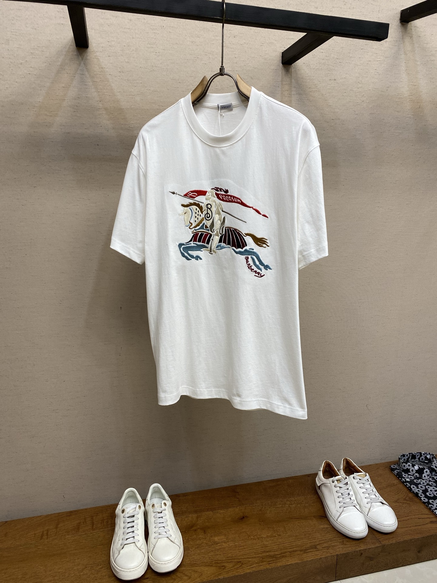 NO:712660,BBR's new pure cotton round neck loose short sleeves, colorful equestrian knight logo heavy embroidery, pure cotton fabric, loose fit, same style for men and women, sizes S-XL, T-shirt,19860909BBR 新款纯棉圆领宽松短袖 彩色马术骑士徽标重工刺绣 纯棉面料 宽松版型 男女同款 尺码S-XL,,T-shirt,,Men's clothing