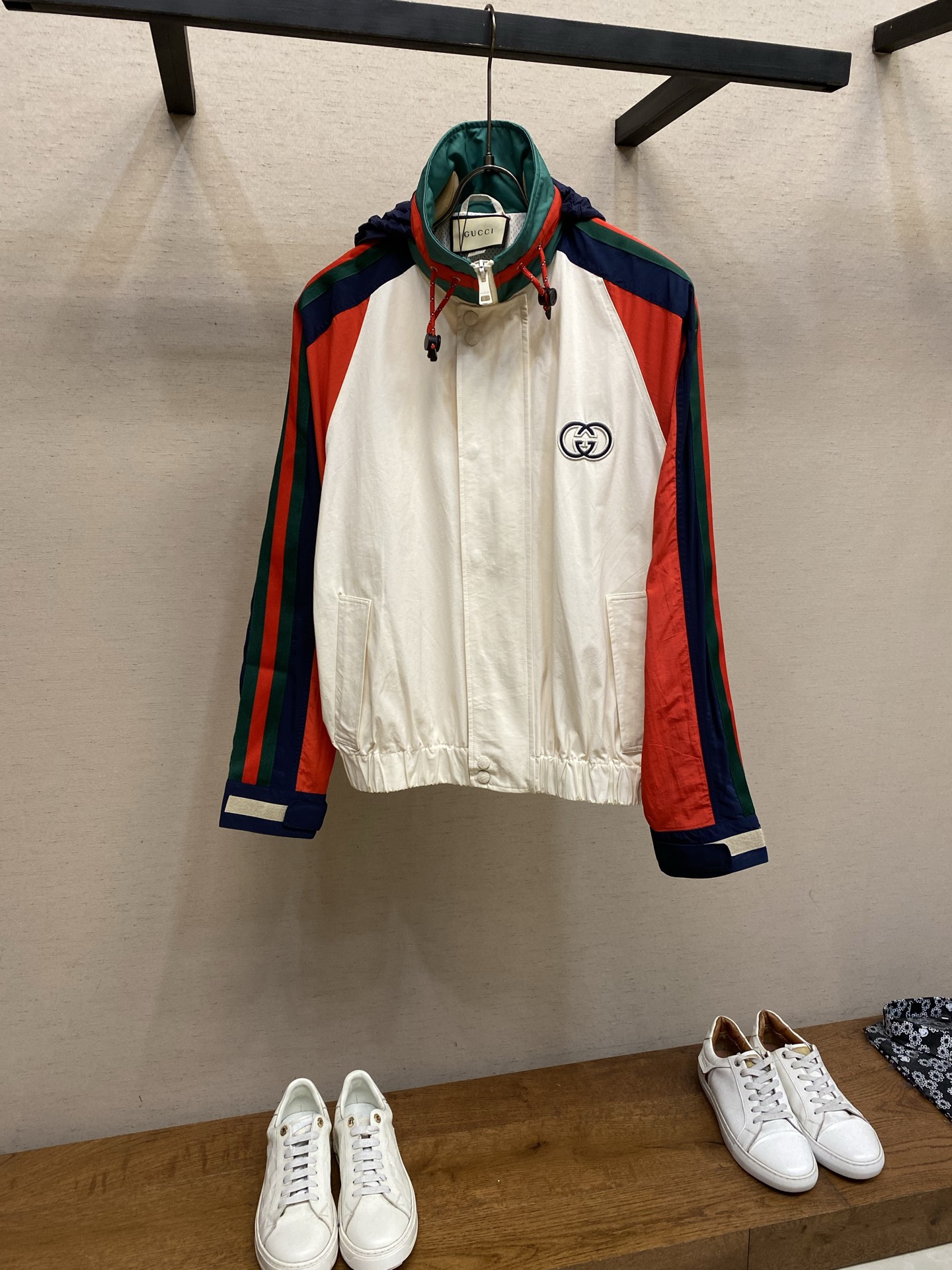 NO:930919,Gucci's new autumn and winter spliced ​​windbreaker webbing jacket. The overall upper body is simple and elegant. Counter-point tailoring. The lining has restored texture and weight. The original hardware design is the same for men and women!  !  !  !  Dear sizes S-XL,,gucci,jackets & coats,19860909Gucci 秋冬新款 拼接风衣织带外套 整体上身简约大气 对位裁剪 套里 质感重量还原 原五金设计 男女同款！！！！亲  尺码S-XL,,gucci,jackets & coats,,Men's clothing
