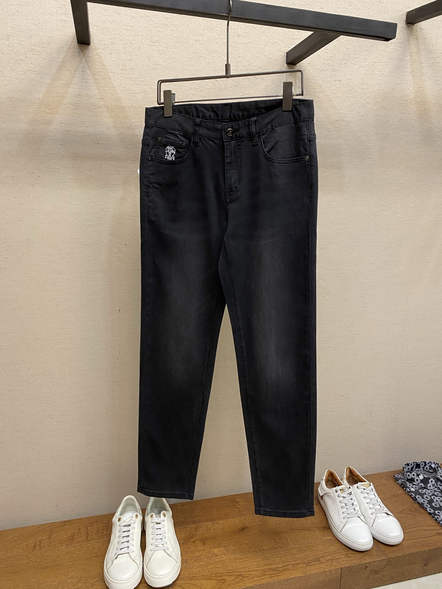 NO:712640,BC 2025ss is easy to wear without being too picky about your figure. There are not many restrictions on matching. It can be used casually and concisely to set off other items to show your own style and posture. I have to give it a thumbs up for its practicality. There is no choice in version/detail design. Whoever wears it will look better. This pair of jeans really modifies the leg shape better than you think. The overall focus is on comfort. The size of the trouser legs is just right. It makes the legs slimmer and straighter. It is easy to wear long legs that fill the whole screen, and the elongated proportions are full of aura!  It can be matched with any style of item, and can be matched with various T-shirts/shirts and knitted jackets. You don’t have to worry about matching for daily outings. Sizes 29-40, jeans, jackets & coats, shirts, tees, t-shirt,19860909BC 2025ss好穿不挑身材在搭配上没有太多的限制 随意简洁的衬托其他单品,来展现自己的风格姿态～ 对于它的实穿性不得不竖起一个大拇指了,版型／细节设计没得挑,谁穿谁好看.这款牛仔裤真的要比你想象中更加修饰腿型,整体以舒适为主,裤腿大小做的恰到好处,显瘦显腿直,轻松穿出满屏的大长腿,拉长比例气场全开！ 可以百搭任何风格的单品,搭配各种T恤／衬衫,针织外套都可,日常外出不必再为搭配而烦恼了 尺码29-40,,jeans,jackets & coats,shirts,tees，t-shirt,,Men's clothing