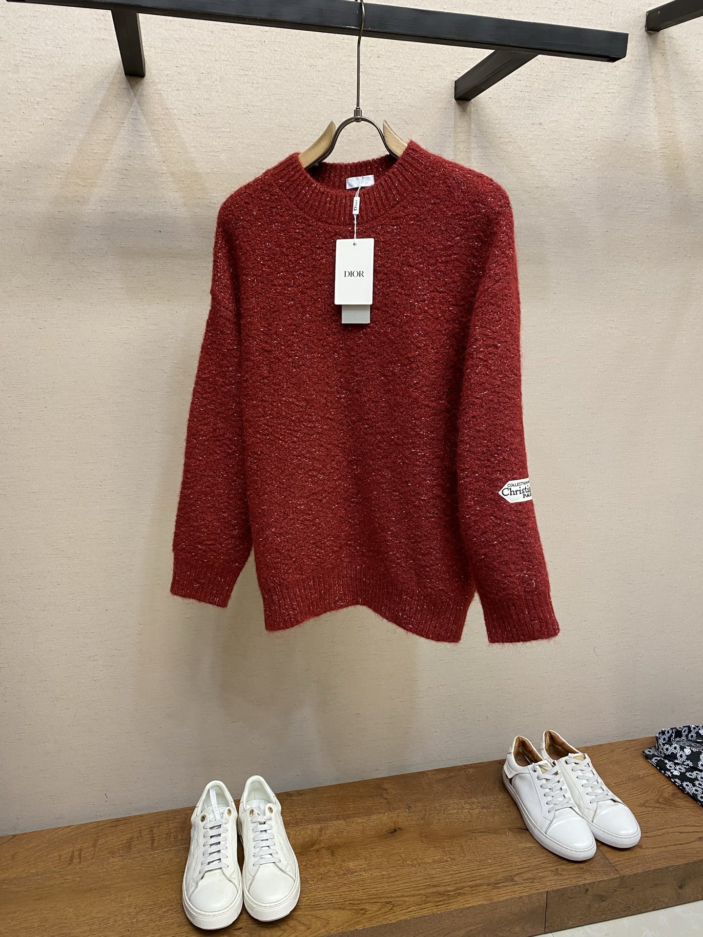 NO:712655,Dior CD group plush thread round neck knitted pullover sweater Xiaodi's classic embroidered letter cuff label, high-end pullover. The whole dress is slightly heavy on the hand, and it is comfortable to wear. It has a fine needle-cut texture and is very warm. It can be worn underneath to create a layered look. Same style for men and women. Sizes XS-L, dior, sweaters,19860909Dior CD组毛绒线圆领针织套头毛衣 小迪很经典的刺绣字母袖口贴标,高级感套头衫.整件衣服上手略为厚重,着身服帖舒适.细密针凿质感,很保暖.可内搭穿搭打造叠穿造型.男女同款 尺码XS-L,,dior,sweaters,,Men's clothing