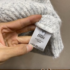 🌟🌟Dior CD组毛绒线圆领针织套头毛衣 小迪很经典的刺绣字母袖口贴标,高级感套头衫。整件衣服上手略为厚重,着身服帖舒 🌟🌟Dior CD组毛绒线圆领针织套头毛衣 小迪很经典的刺绣字母袖口贴标,高级感套头衫。整件衣服上手略为厚重,着身服帖舒