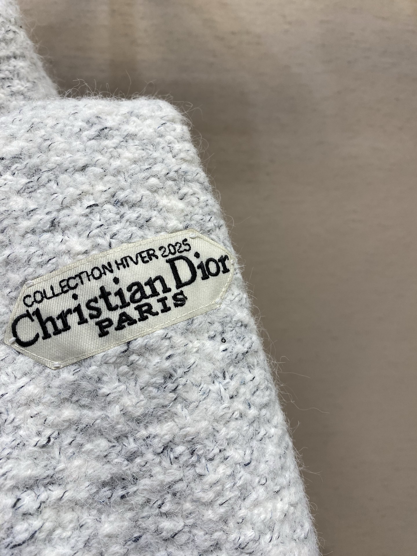 🌟🌟Dior CD组毛绒线圆领针织套头毛衣 小迪很经典的刺绣字母袖口贴标,高级感套头衫。整件衣服上手略为厚重,着身服帖舒 🌟🌟Dior CD组毛绒线圆领针织套头毛衣 小迪很经典的刺绣字母袖口贴标,高级感套头衫。整件衣服上手略为厚重,着身服帖舒