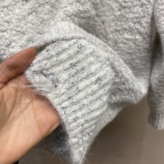 🌟🌟Dior CD组毛绒线圆领针织套头毛衣 小迪很经典的刺绣字母袖口贴标,高级感套头衫。整件衣服上手略为厚重,着身服帖舒 🌟🌟Dior CD组毛绒线圆领针织套头毛衣 小迪很经典的刺绣字母袖口贴标,高级感套头衫。整件衣服上手略为厚重,着身服帖舒