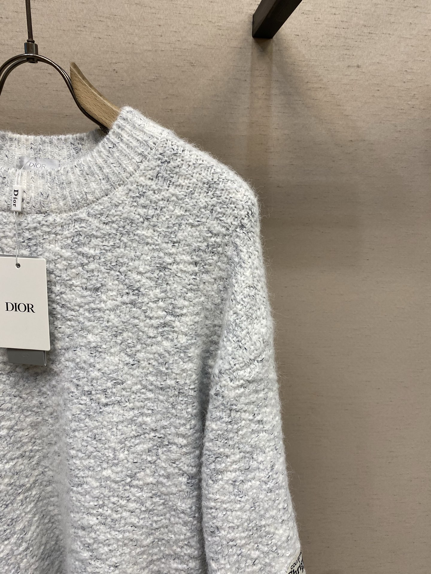 🌟🌟Dior CD组毛绒线圆领针织套头毛衣 小迪很经典的刺绣字母袖口贴标,高级感套头衫。整件衣服上手略为厚重,着身服帖舒 🌟🌟Dior CD组毛绒线圆领针织套头毛衣 小迪很经典的刺绣字母袖口贴标,高级感套头衫。整件衣服上手略为厚重,着身服帖舒