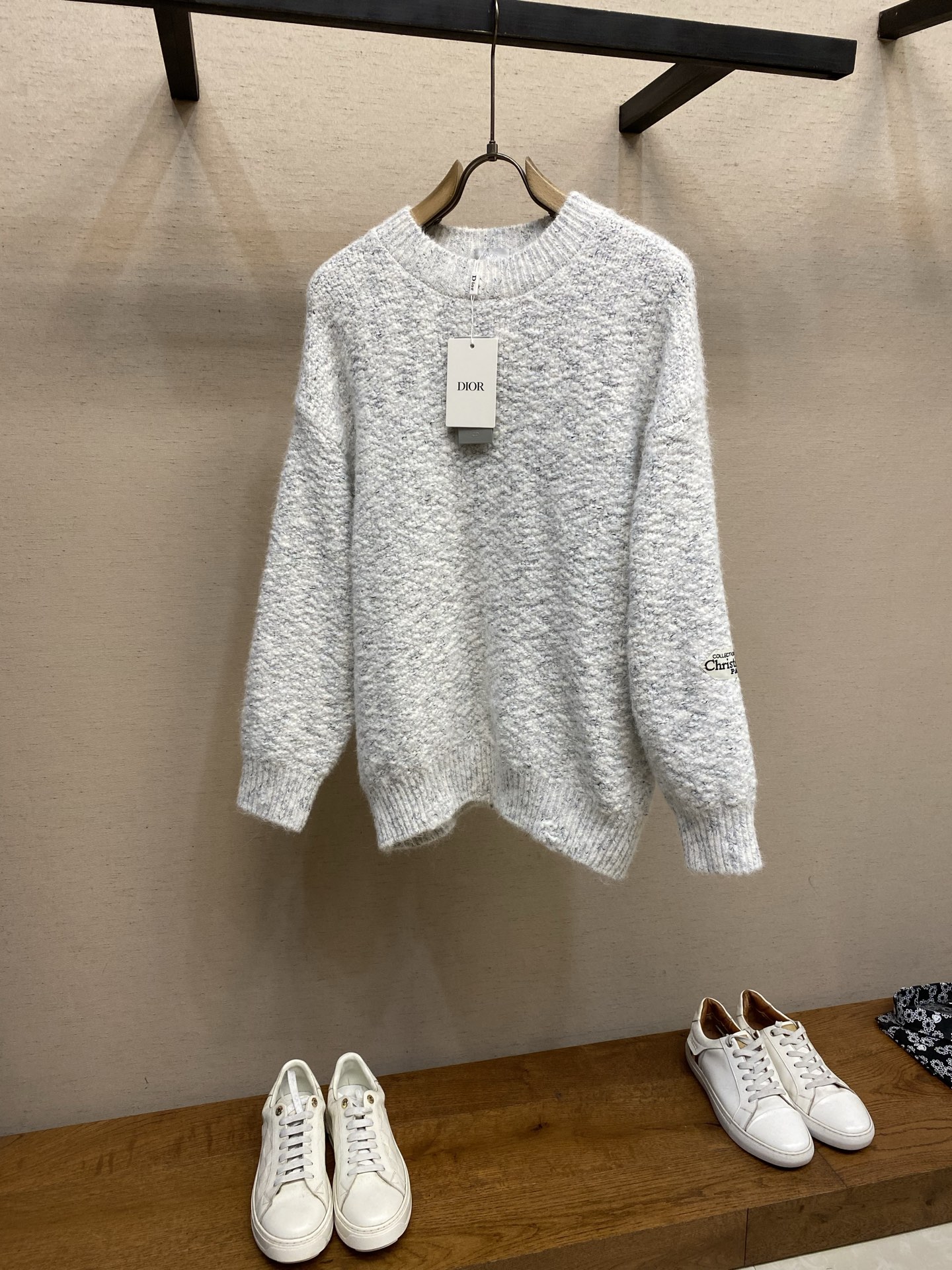 🌟🌟Dior CD组毛绒线圆领针织套头毛衣 小迪很经典的刺绣字母袖口贴标，高级感套头衫。整件衣服上手略为厚重，着身服帖舒
